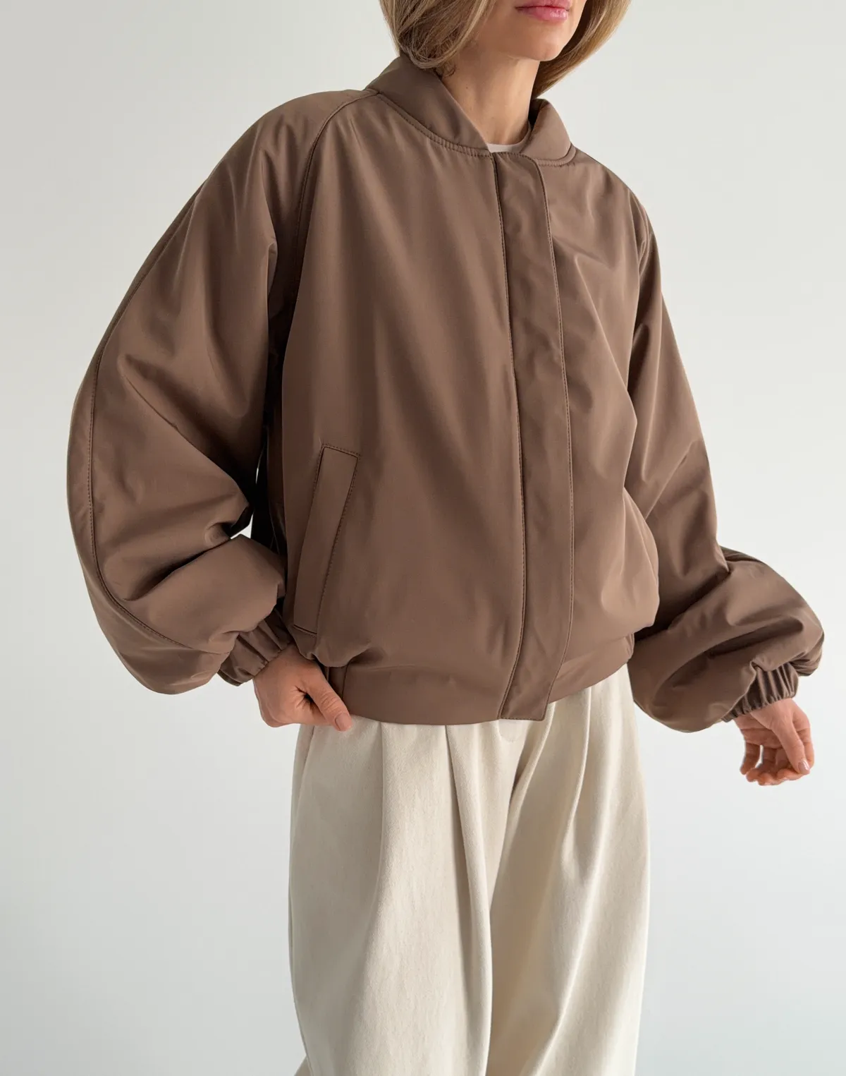 Бомбер весняний з плащової тканини вільного крою, коричневий - Фото 1