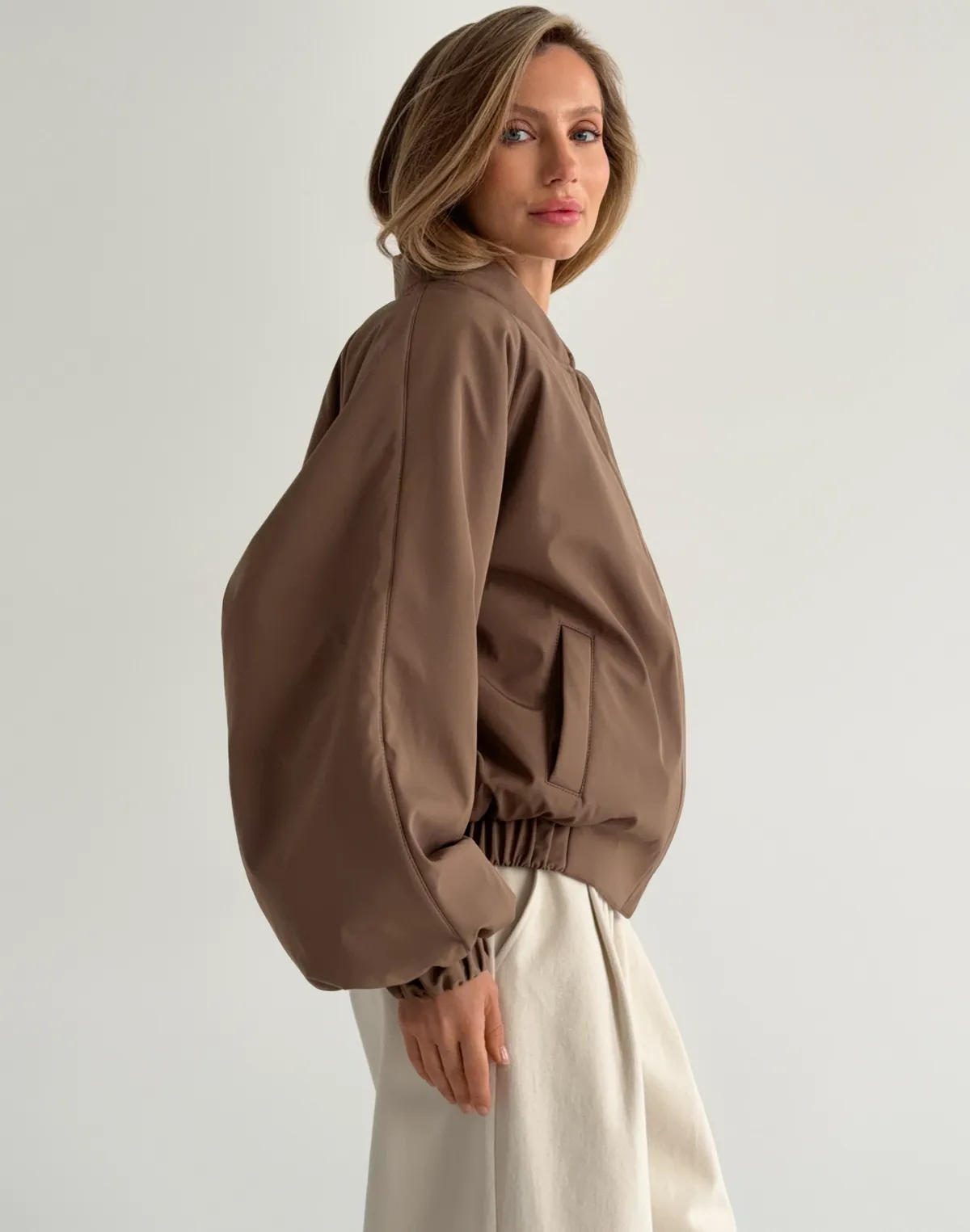 Бомбер весняний з плащової тканини вільного крою, коричневий - Фото 8