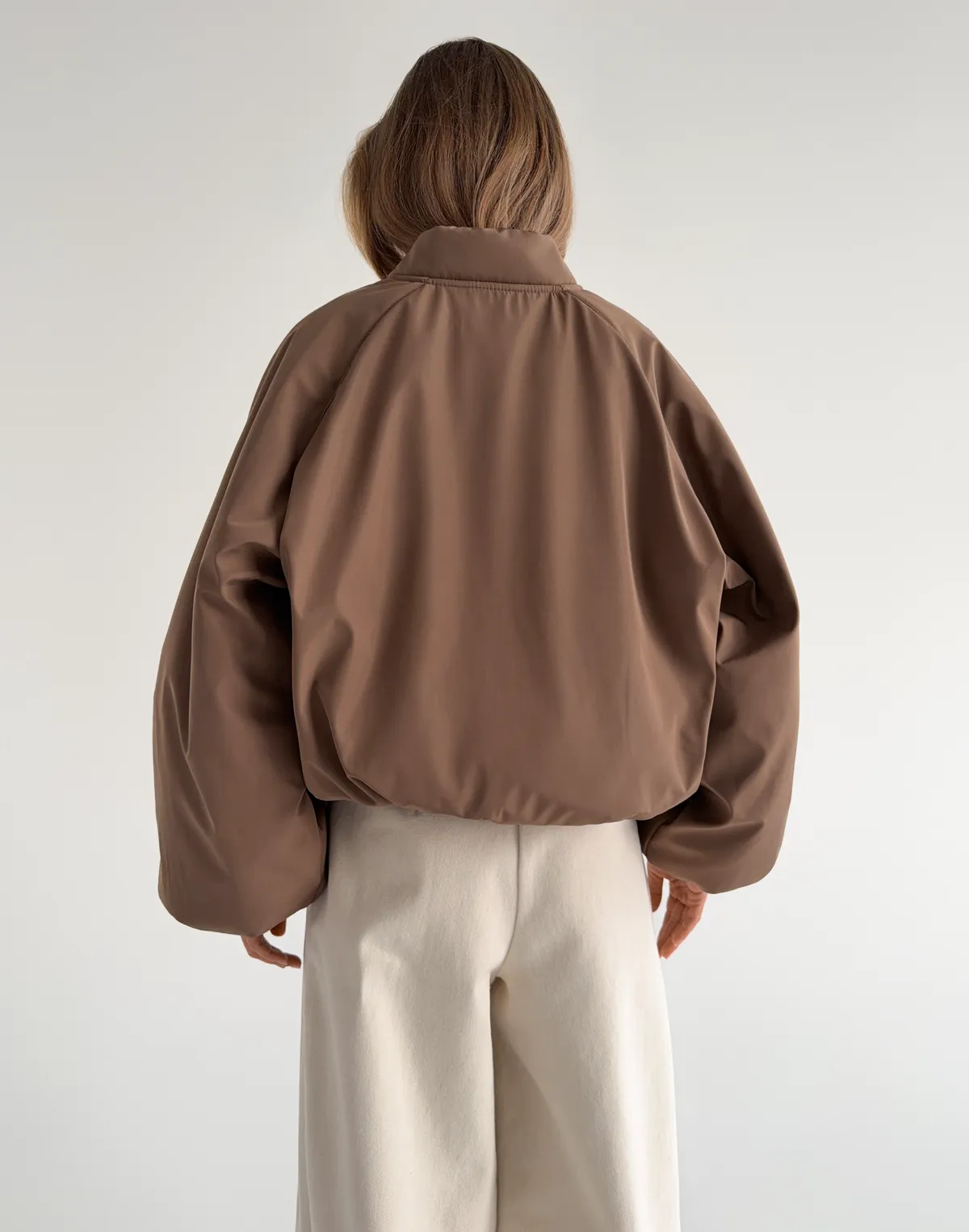 Бомбер весняний з плащової тканини вільного крою, коричневий - Фото 2