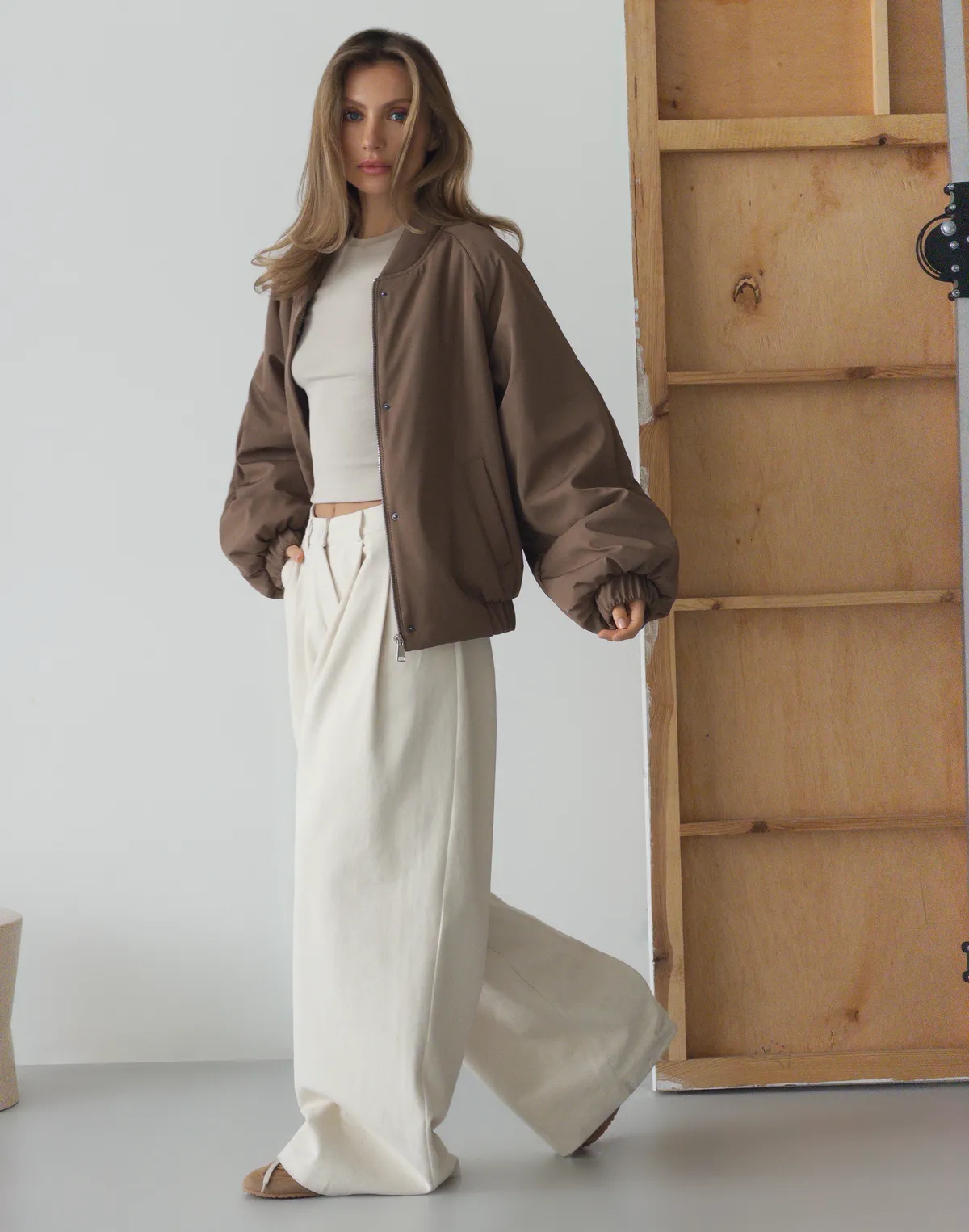 Бомбер весняний з плащової тканини вільного крою, коричневий - Фото 7