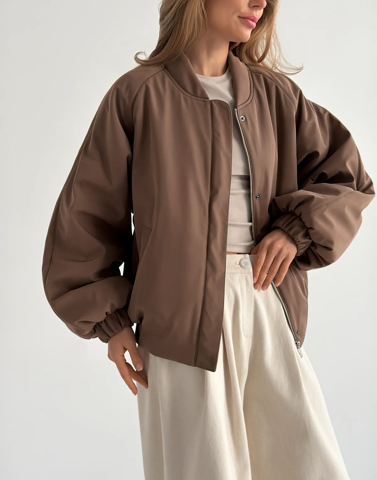Бомбер весняний з плащової тканини вільного крою, коричневий - Фото 6