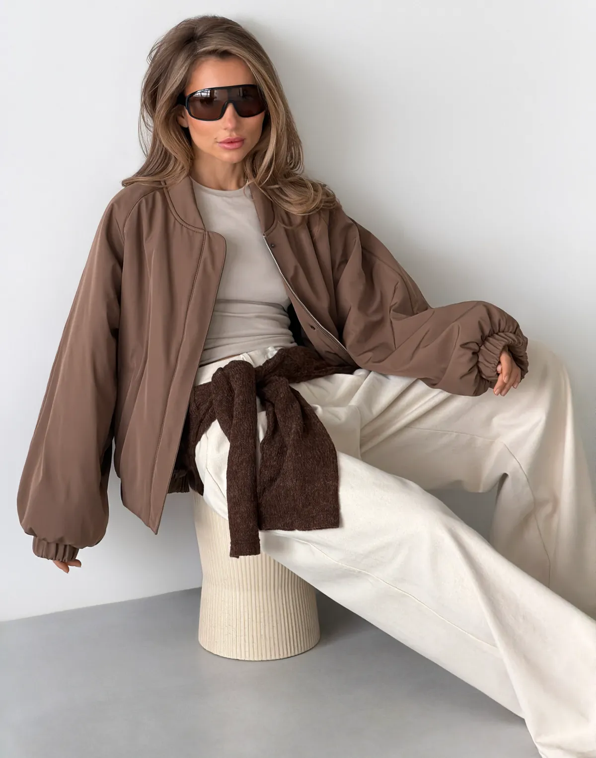 Бомбер весняний з плащової тканини вільного крою, коричневий - Фото 4