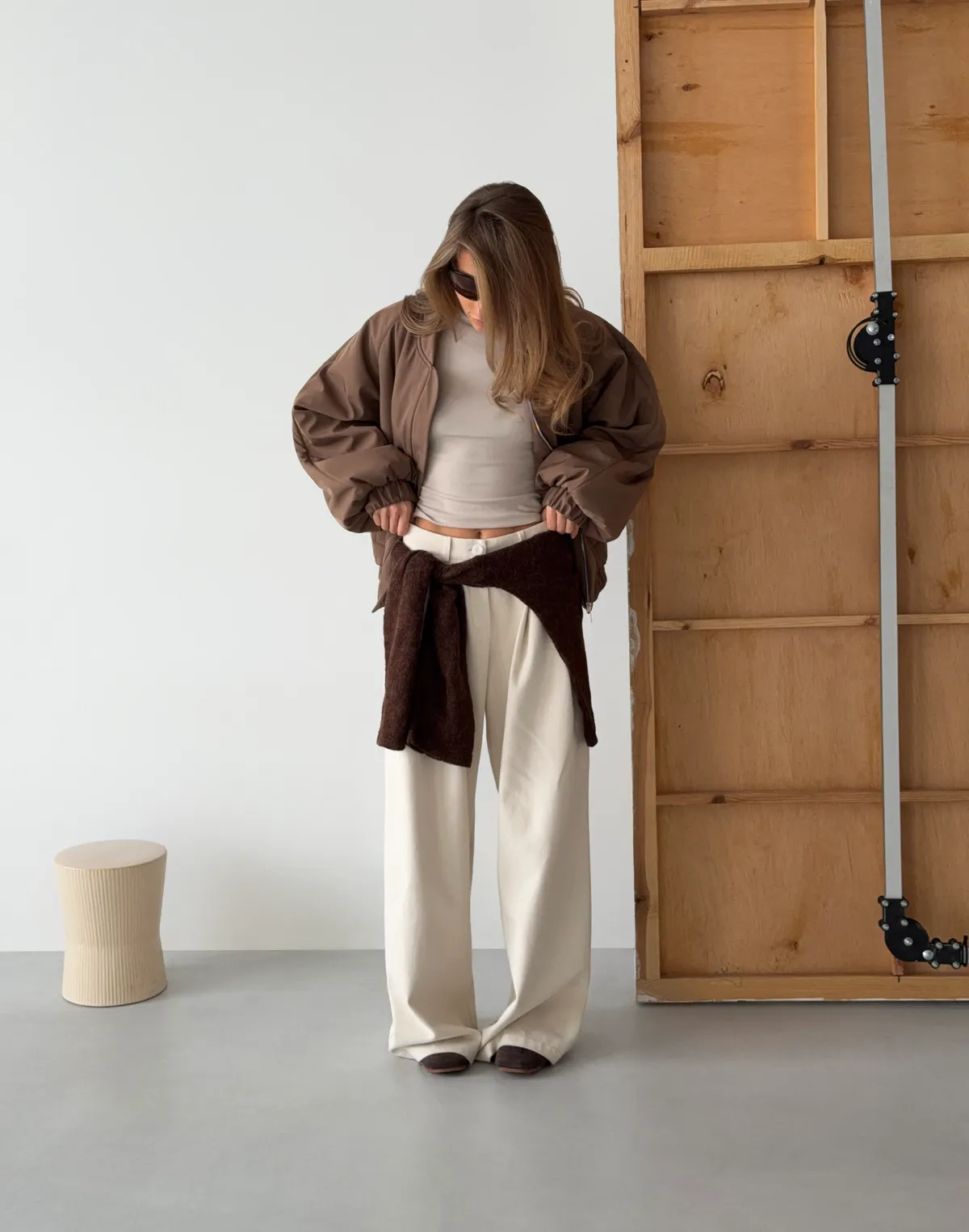 Бомбер весняний з плащової тканини вільного крою, коричневий - Фото 3