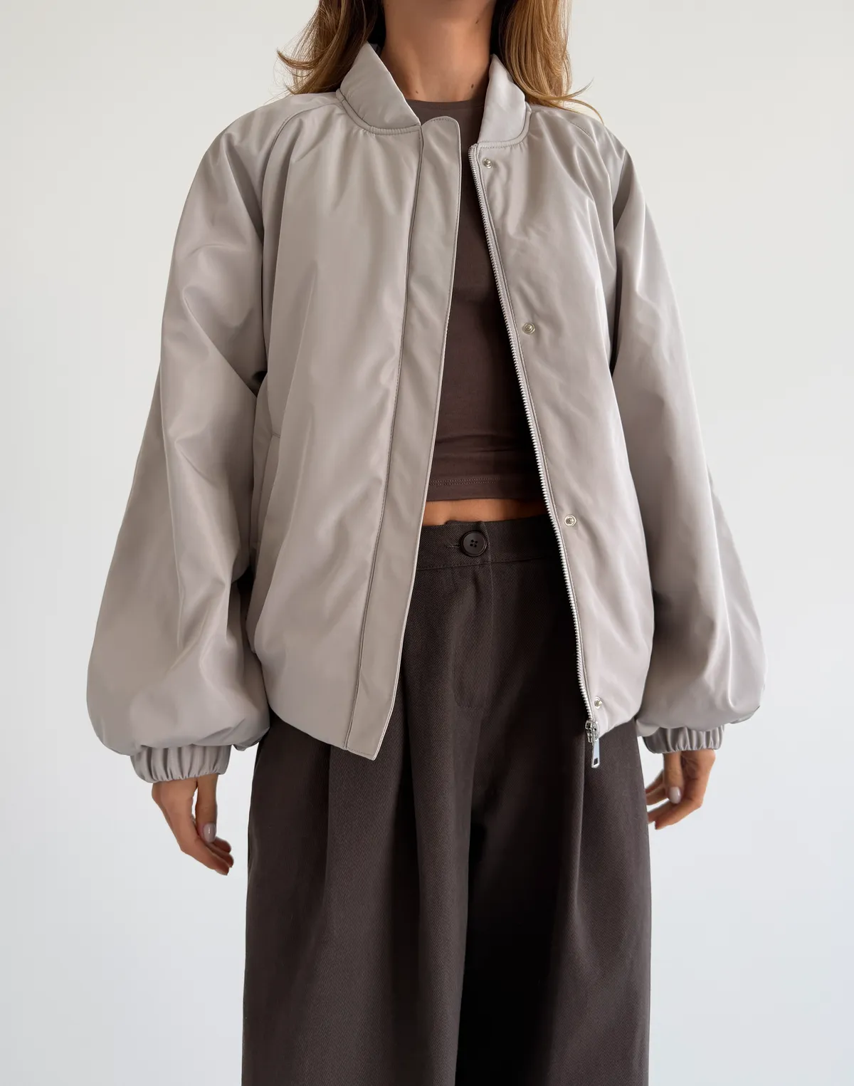 Бомбер весняний з плащової тканини вільного крою, лате - Фото 8