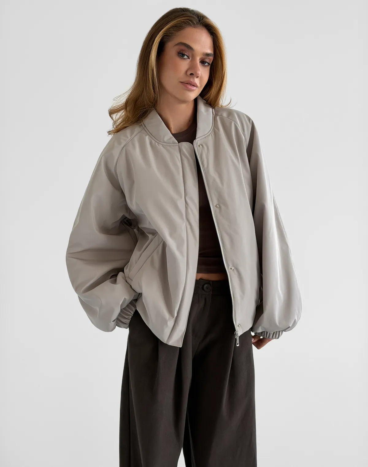 Бомбер весняний з плащової тканини вільного крою, лате - Фото 7