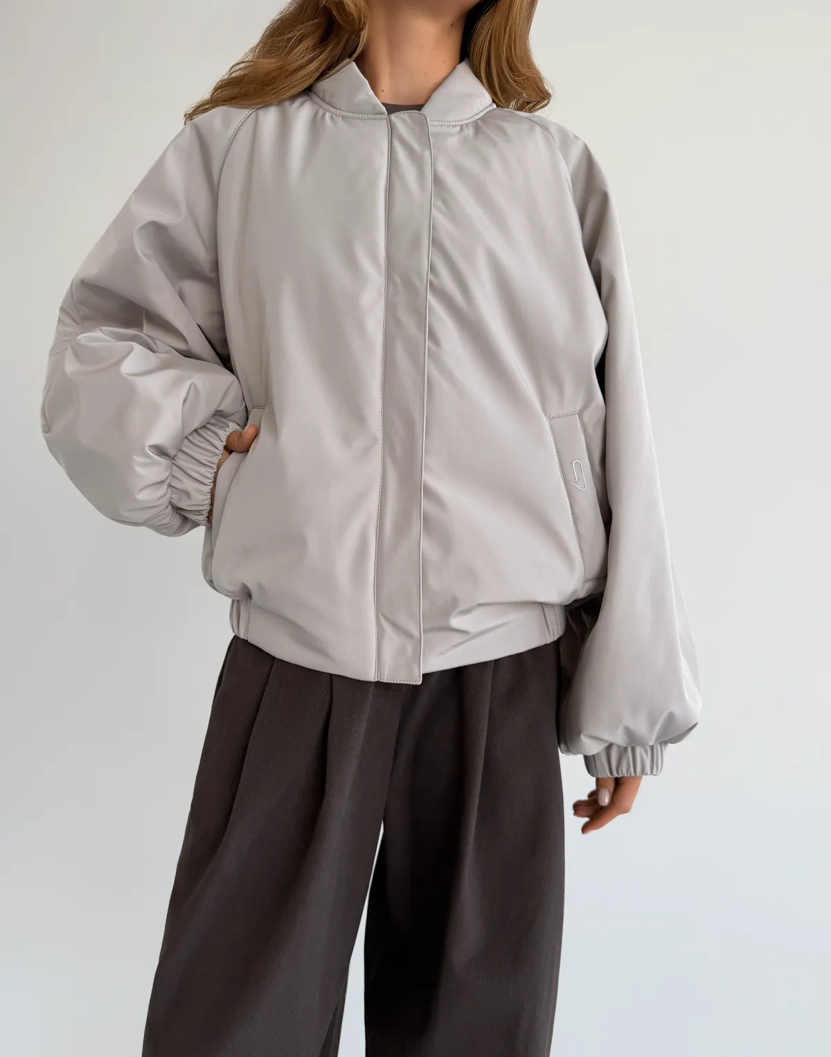 Бомбер весняний з плащової тканини вільного крою, лате - Фото 1