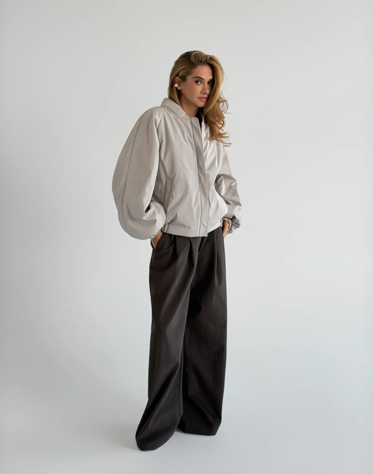 Бомбер весняний з плащової тканини вільного крою, лате - Фото 3