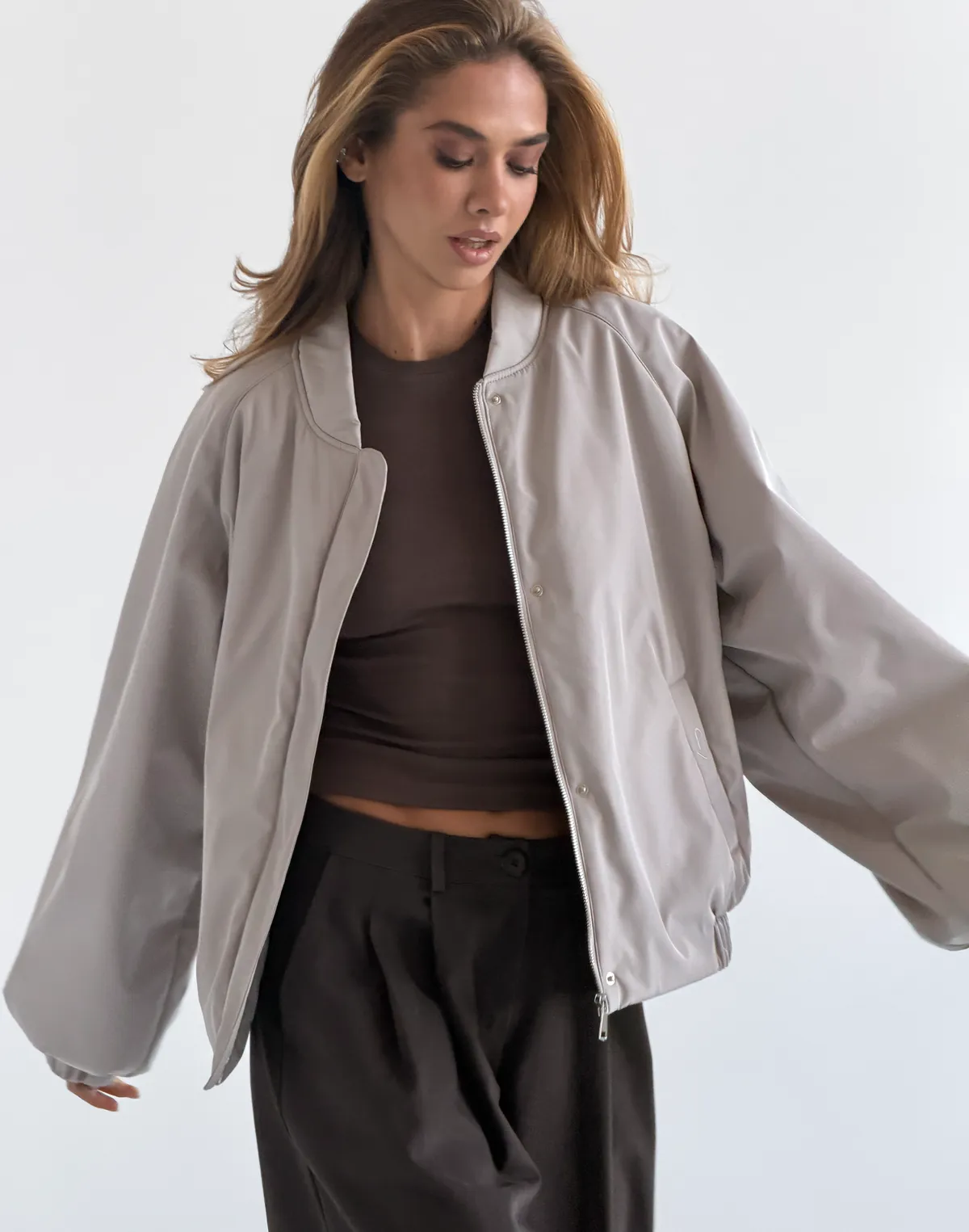 Бомбер весняний з плащової тканини вільного крою, лате - Фото 6