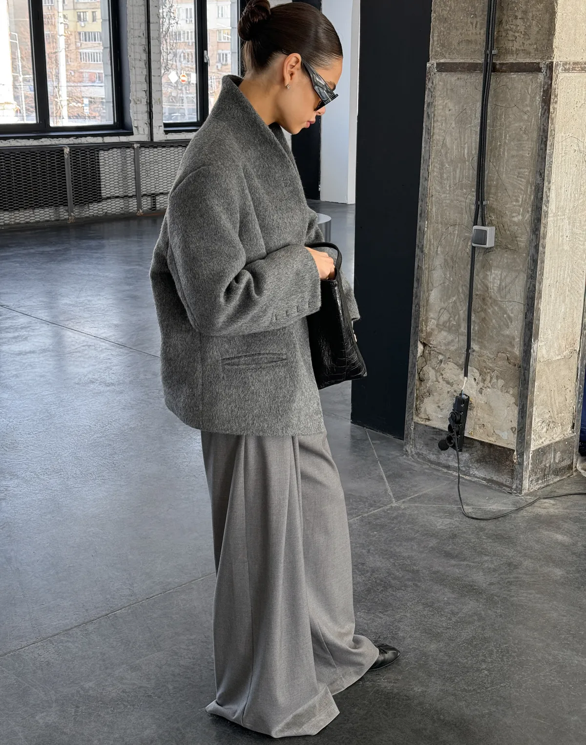 Повсякденний образ із пальто асиметричним з бавовною у складі, лонгслівом та штанами baggi - Фото 6