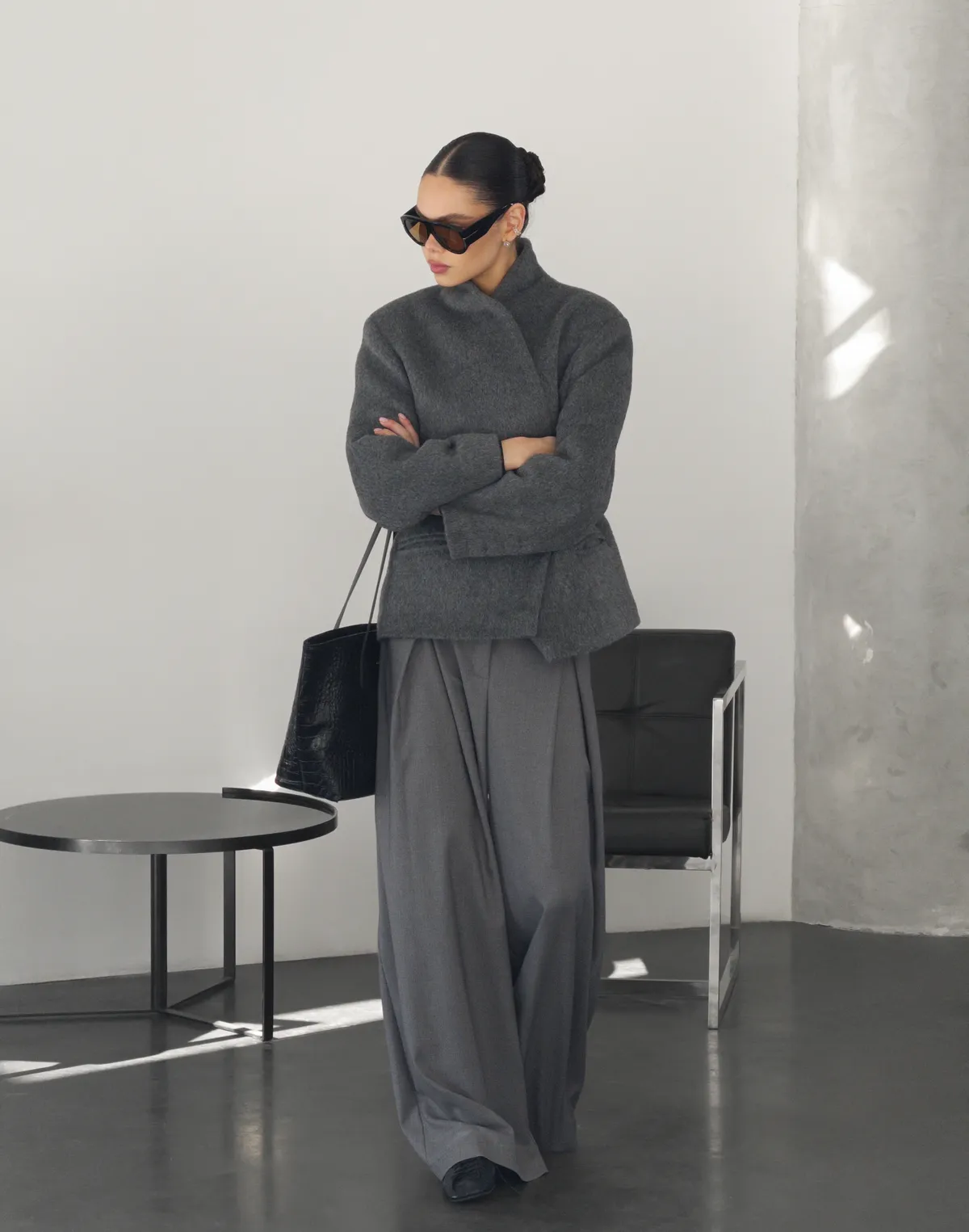 Повсякденний образ із пальто асиметричним з бавовною у складі, лонгслівом та штанами baggi - Фото 4