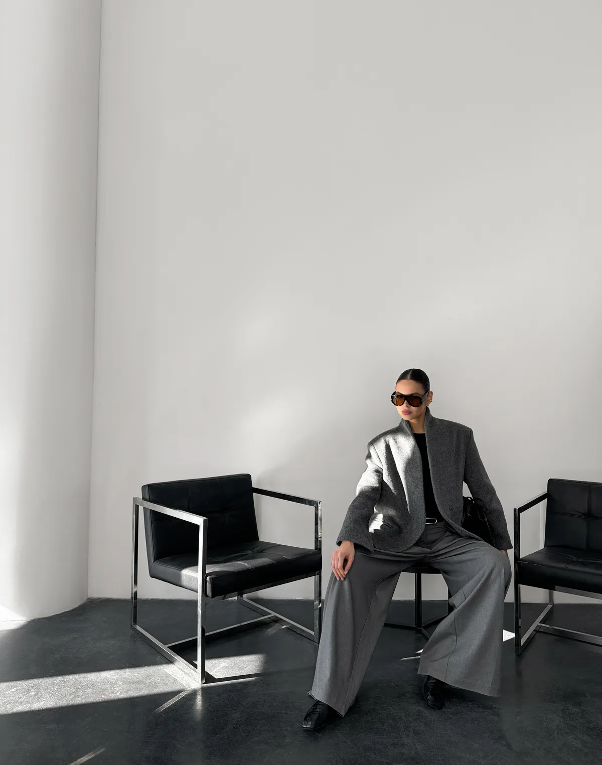 Повсякденний образ із пальто асиметричним з бавовною у складі, лонгслівом та штанами baggi - Фото 3