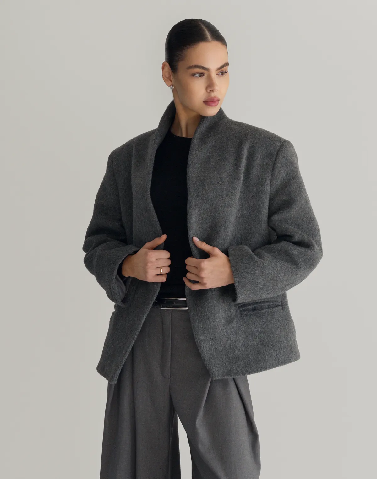 Повсякденний образ із пальто асиметричним з бавовною у складі, лонгслівом та штанами baggi - Фото 2