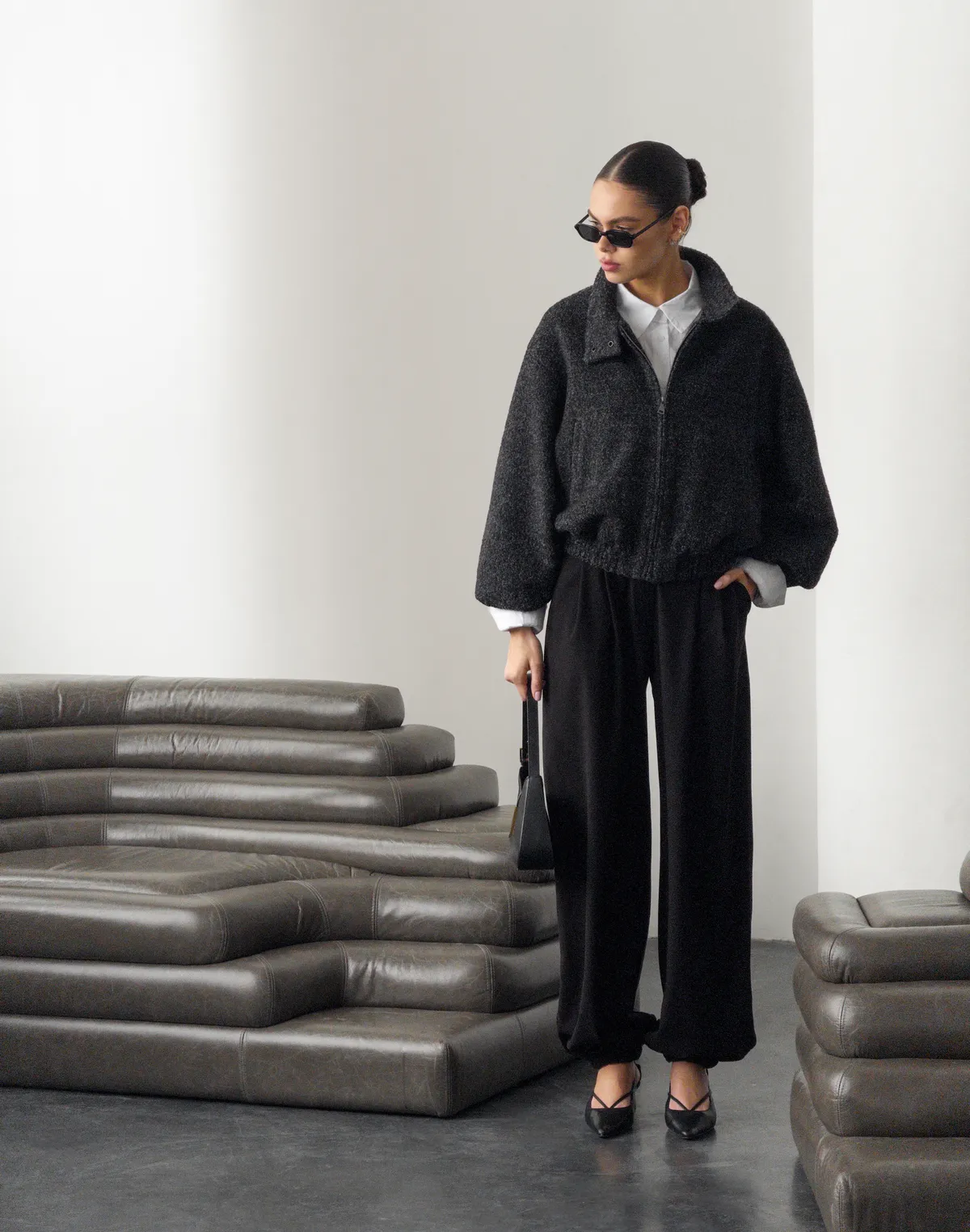 Повсякденний образ із курткою з пальтової тканини, сорочкою та штанами у спортивному стилі - Фото 6