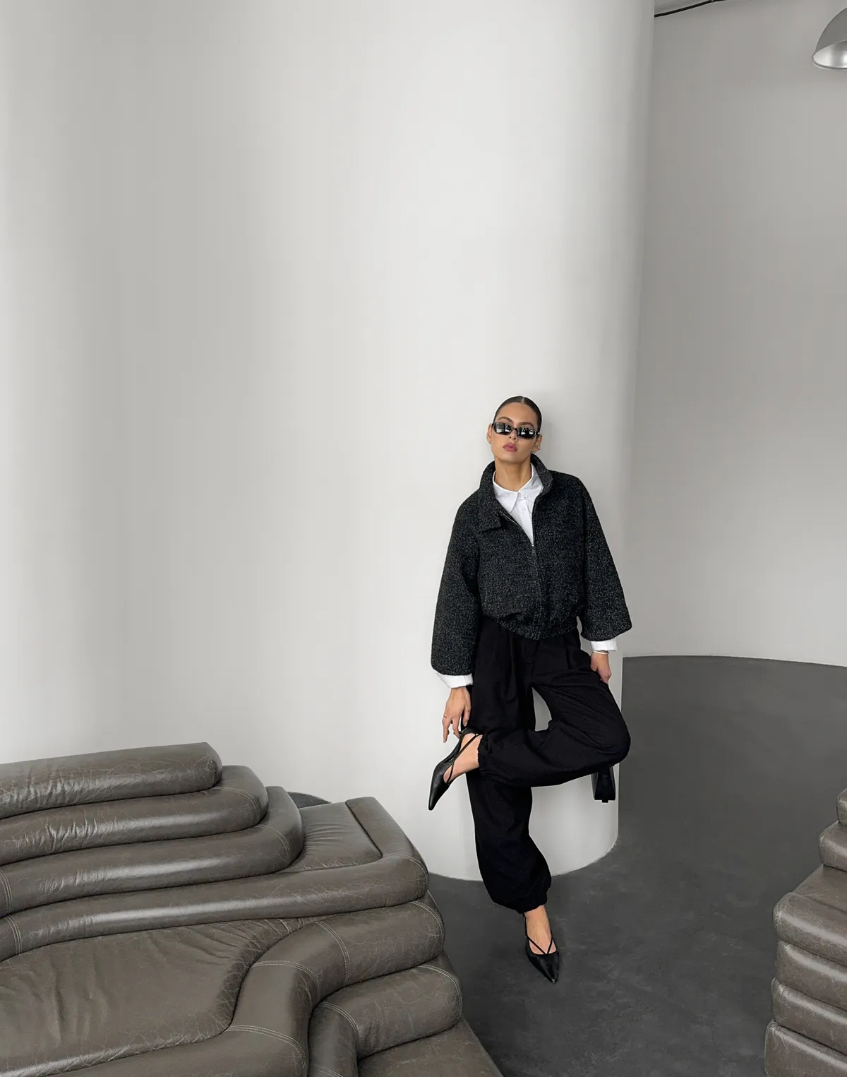 Повсякденний образ із курткою з пальтової тканини, сорочкою та штанами у спортивному стилі - Фото 5