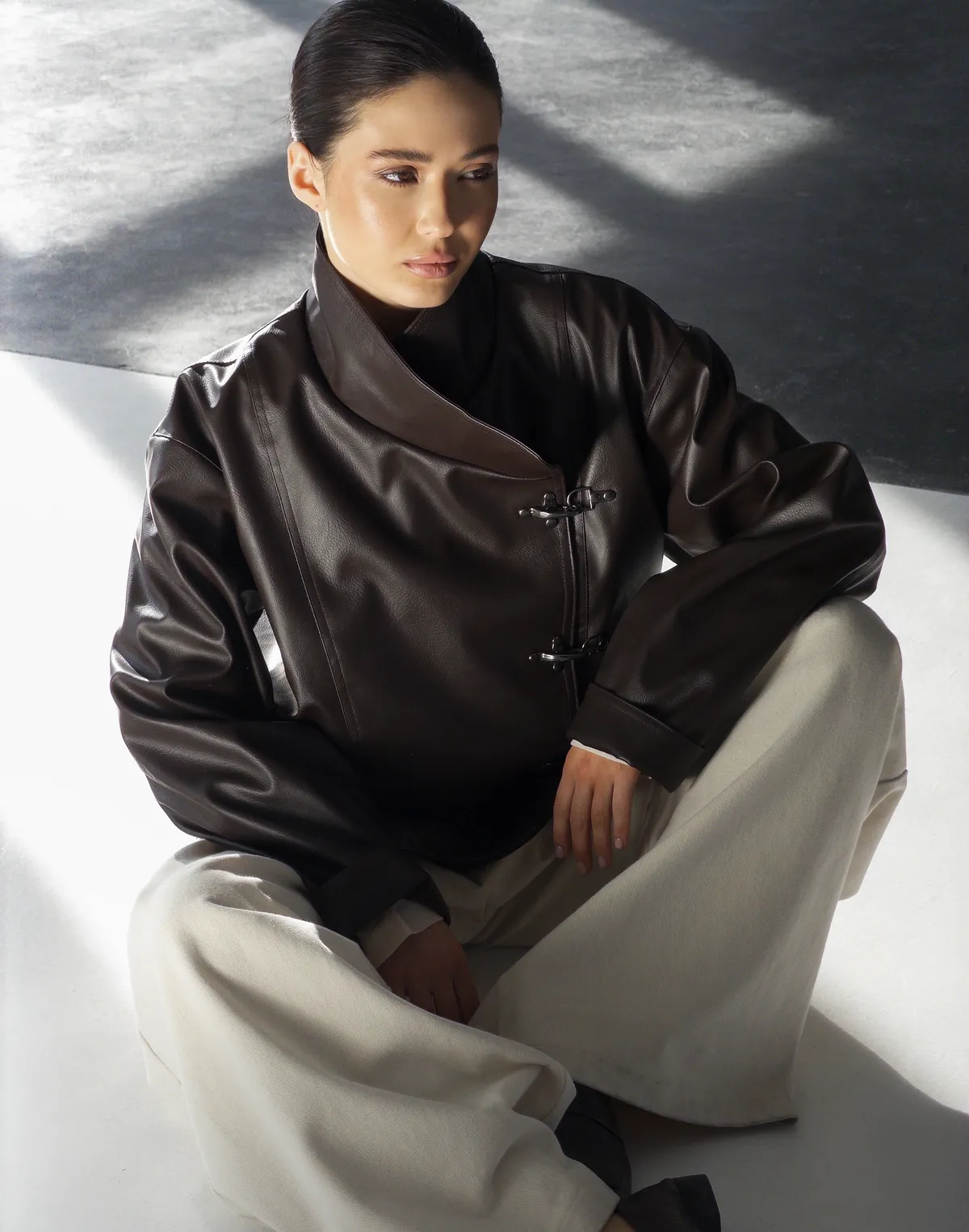 Повсякденний образ із курткою з екошкіри з декоративними застібками та штанами з котону - Фото 5