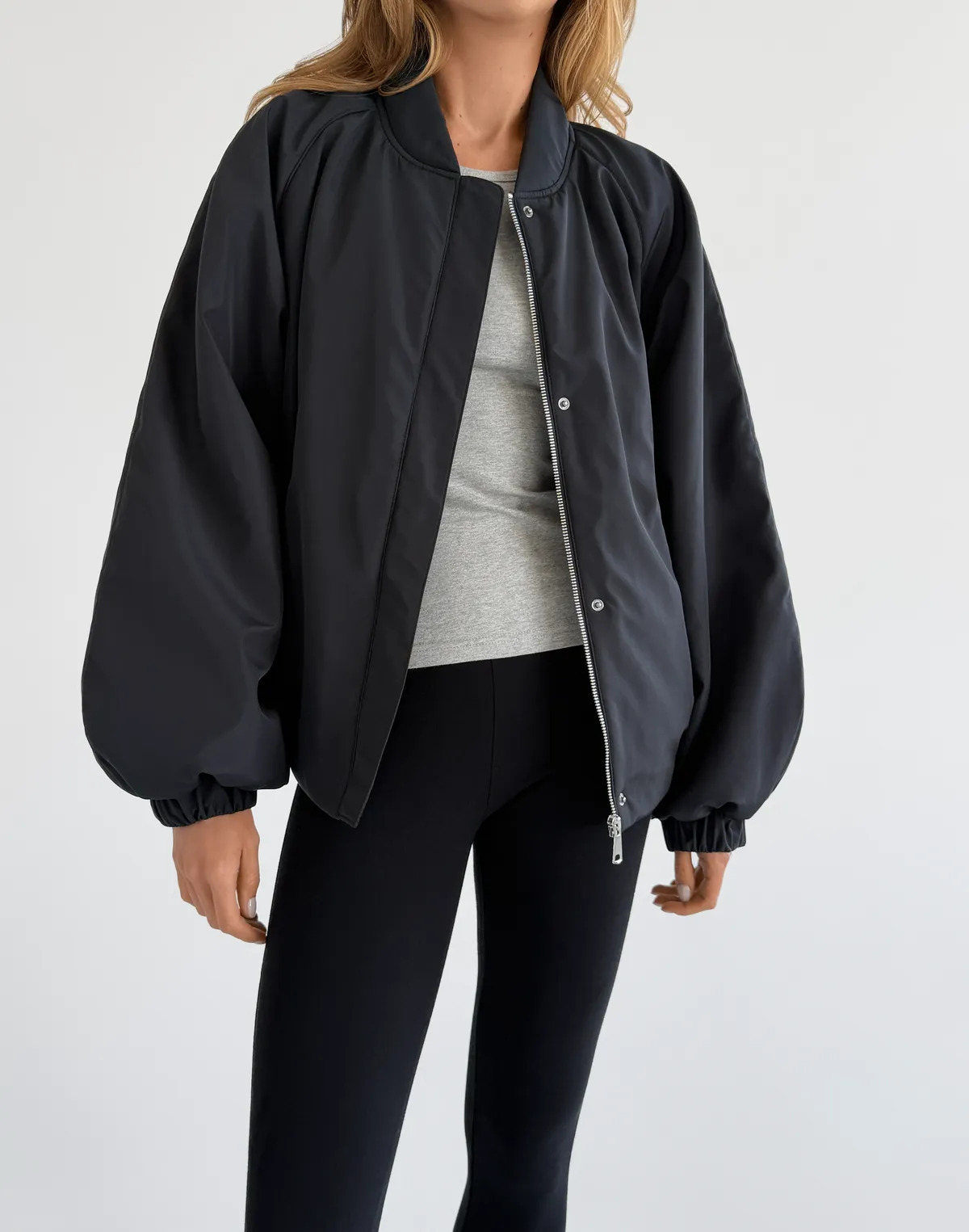Бомбер весняний з плащової тканини вільного крою, чорний - Фото 5