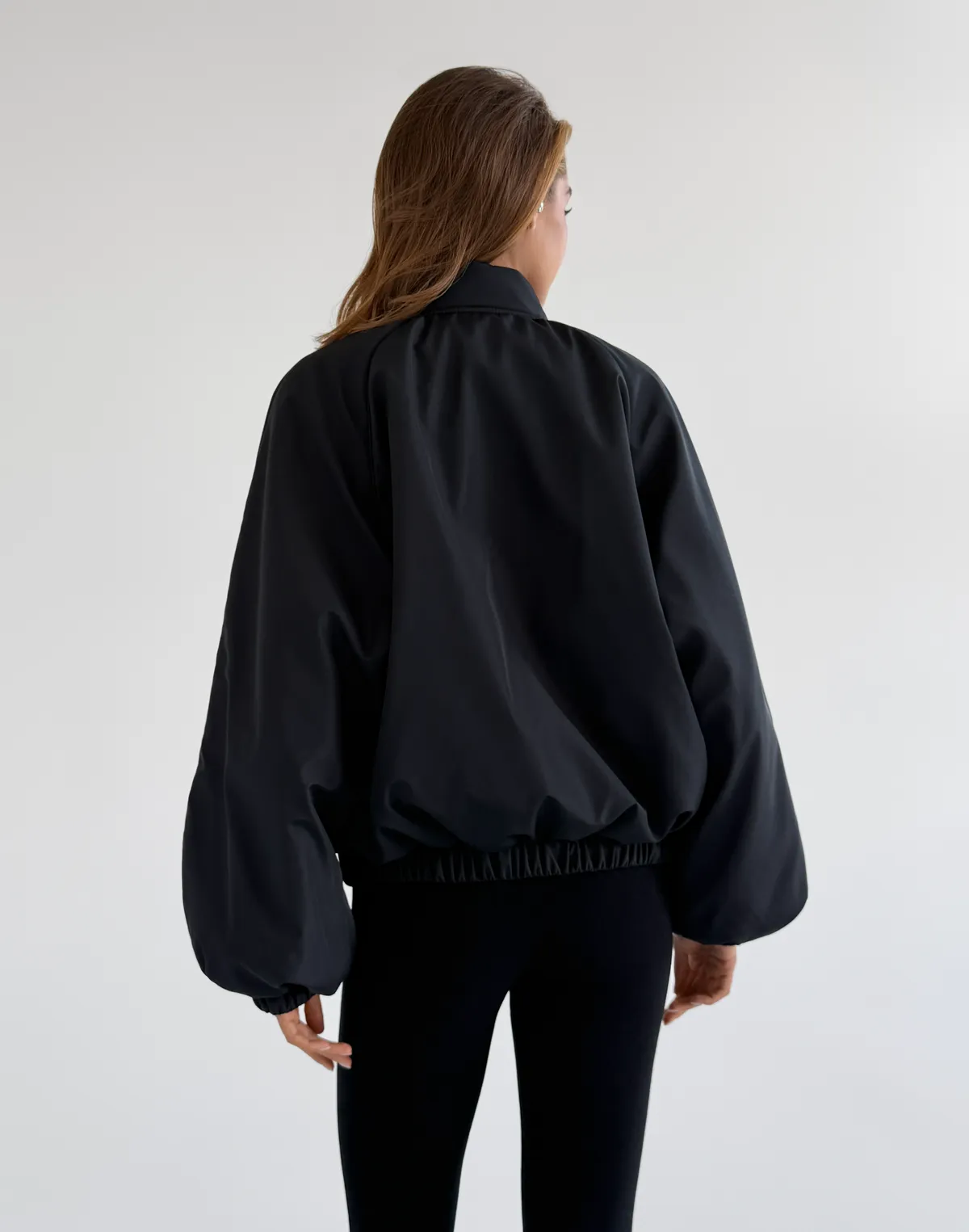 Бомбер весняний з плащової тканини вільного крою, чорний - Фото 2