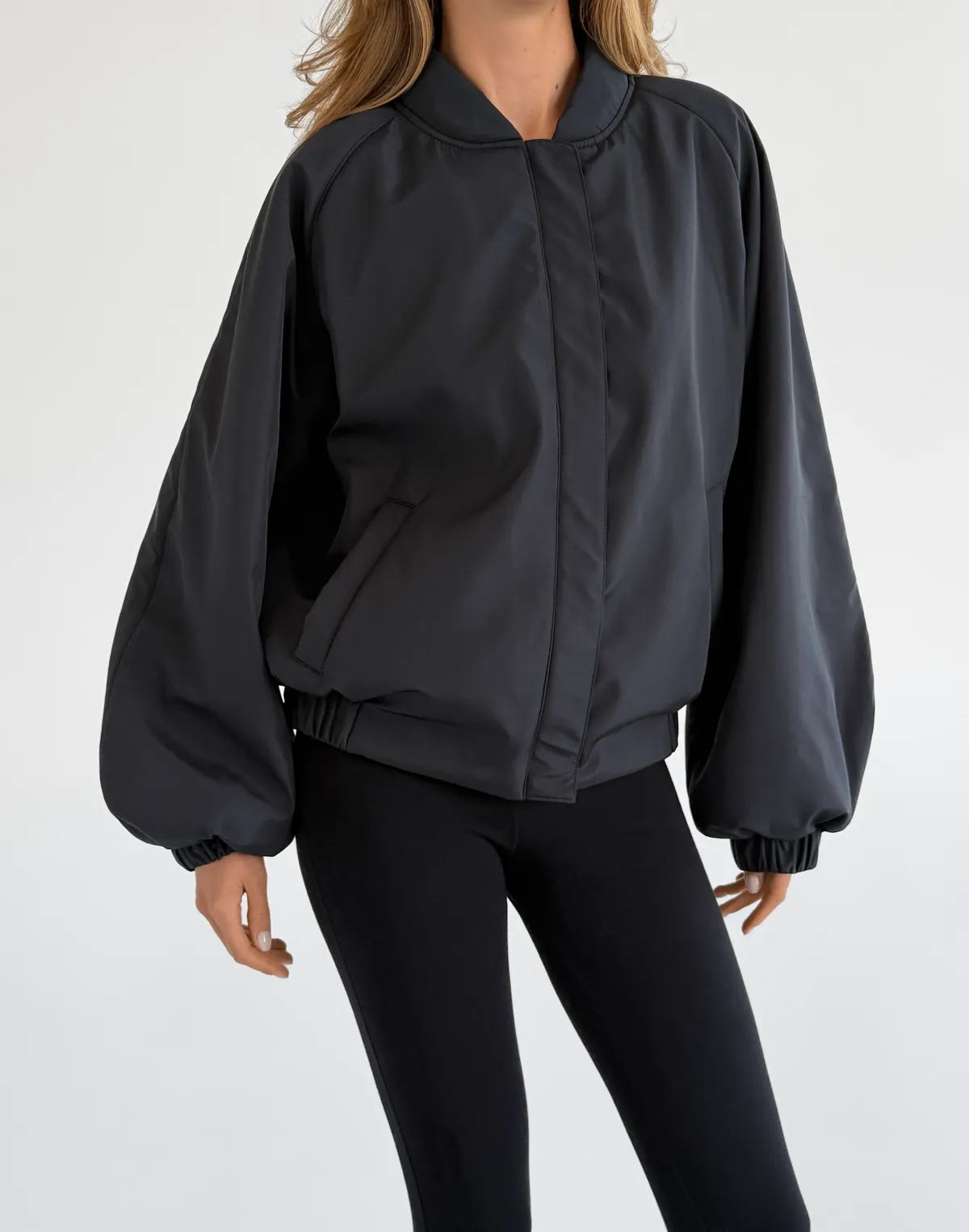 Бомбер весняний з плащової тканини вільного крою, чорний - Фото 1