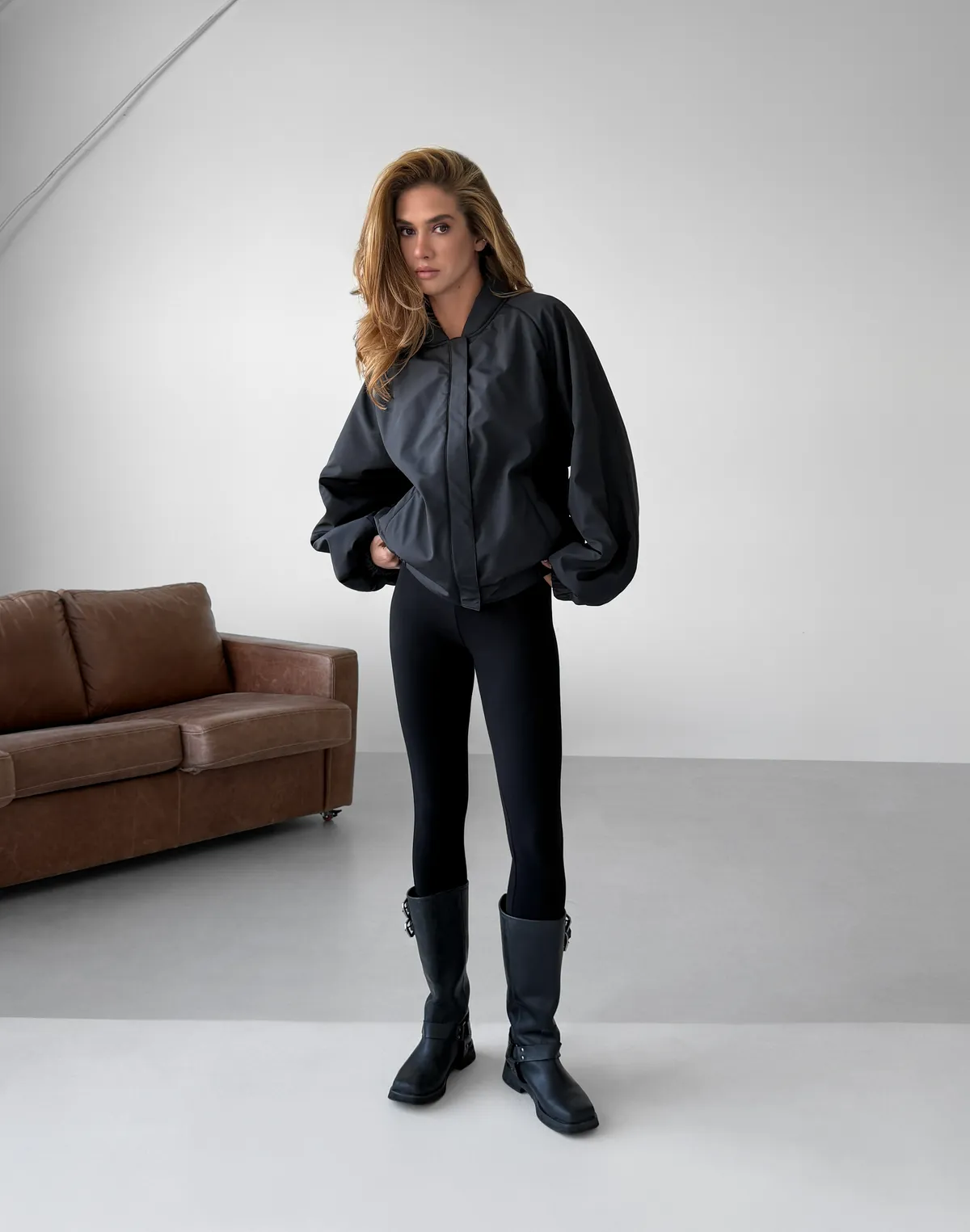 Бомбер весняний з плащової тканини вільного крою, чорний - Фото 8