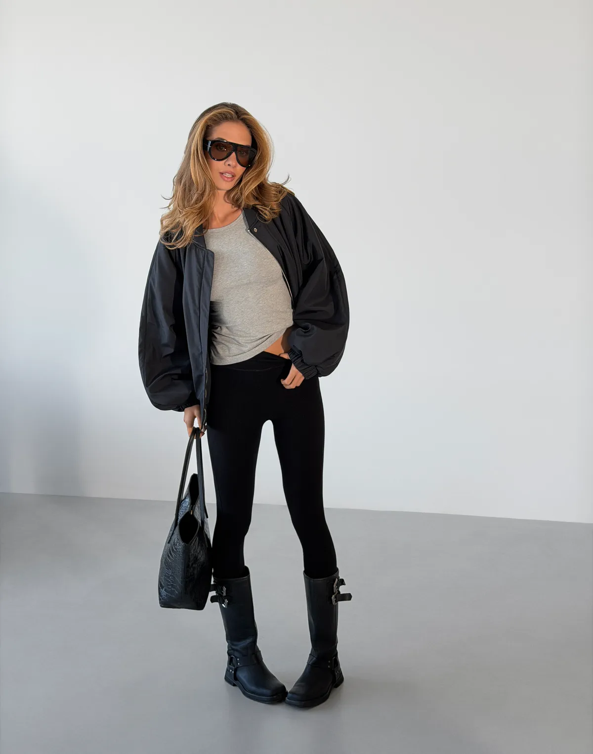 Бомбер весняний з плащової тканини вільного крою, чорний - Фото 4