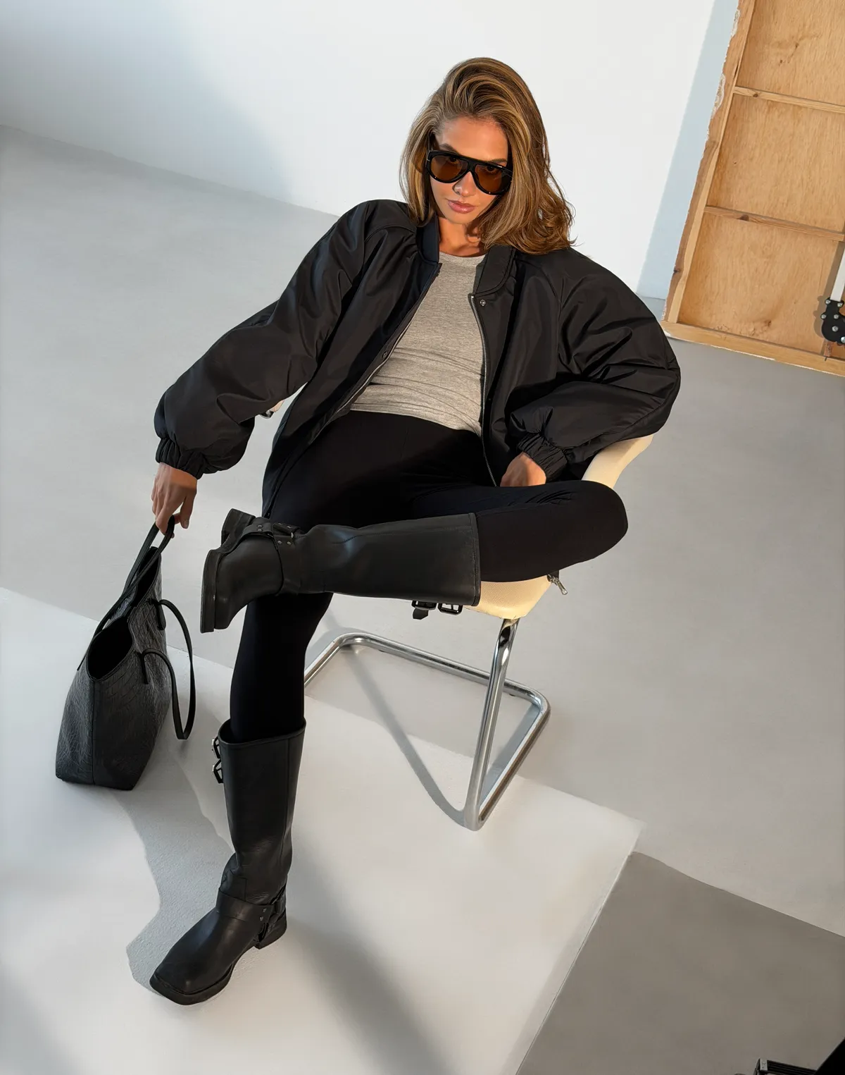 Бомбер весняний з плащової тканини вільного крою, чорний - Фото 3