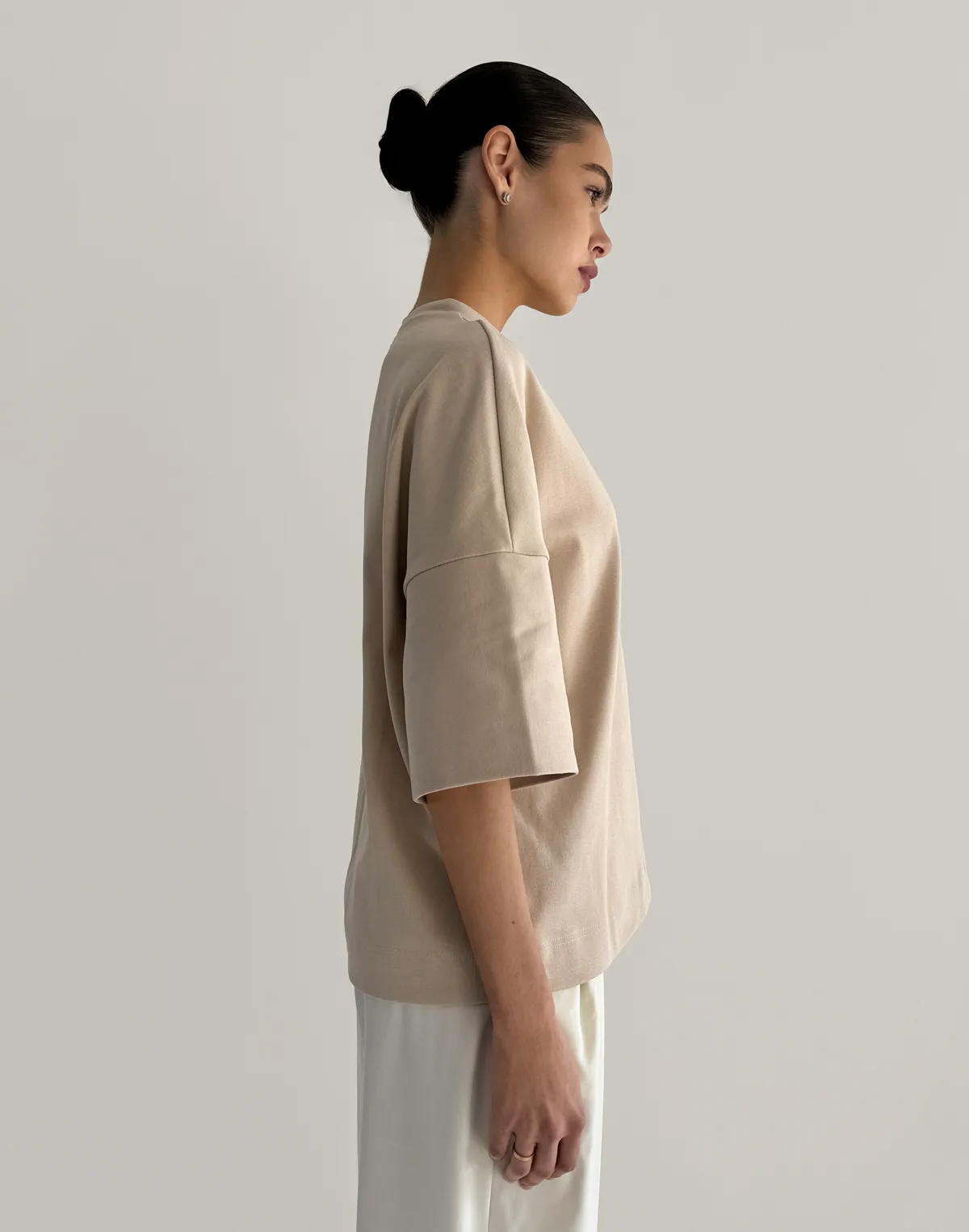 Футболка у рубчик з подовженим рукавом оверсайз, бежева - Фото 7