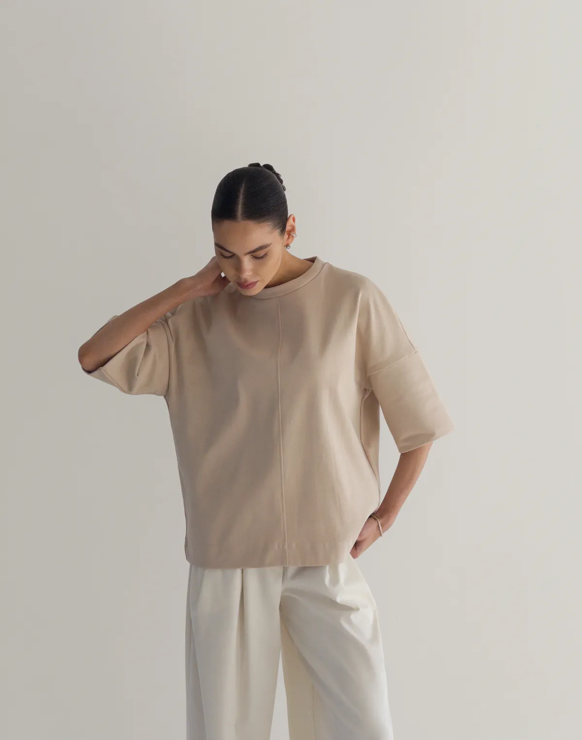 Футболка у рубчик з подовженим рукавом оверсайз, бежева - Фото 6