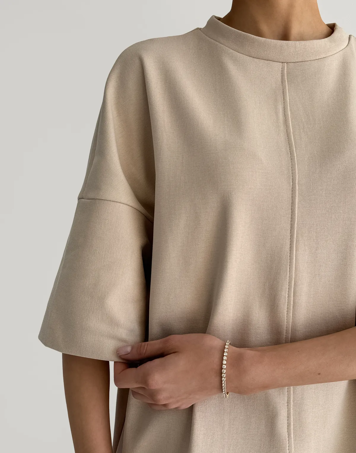 Футболка у рубчик з подовженим рукавом оверсайз, бежева - Фото 5