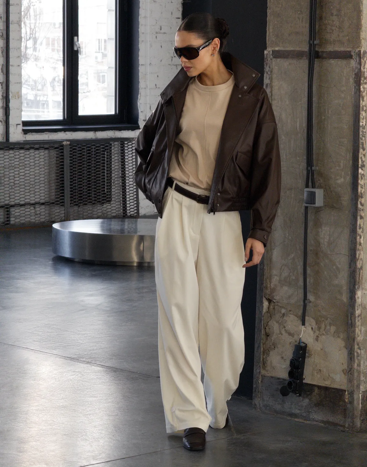 Футболка у рубчик з подовженим рукавом оверсайз, бежева - Фото 3