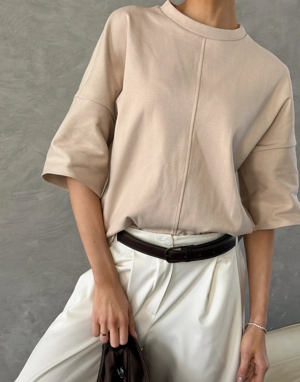 Футболка у рубчик з подовженим рукавом оверсайз, бежева - Фото 4