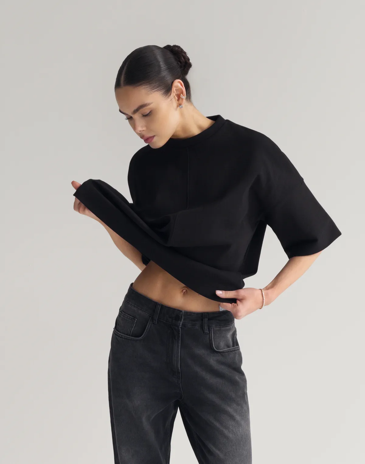 Футболка у рубчик з подовженим рукавом оверсайз, чорна - Фото 4