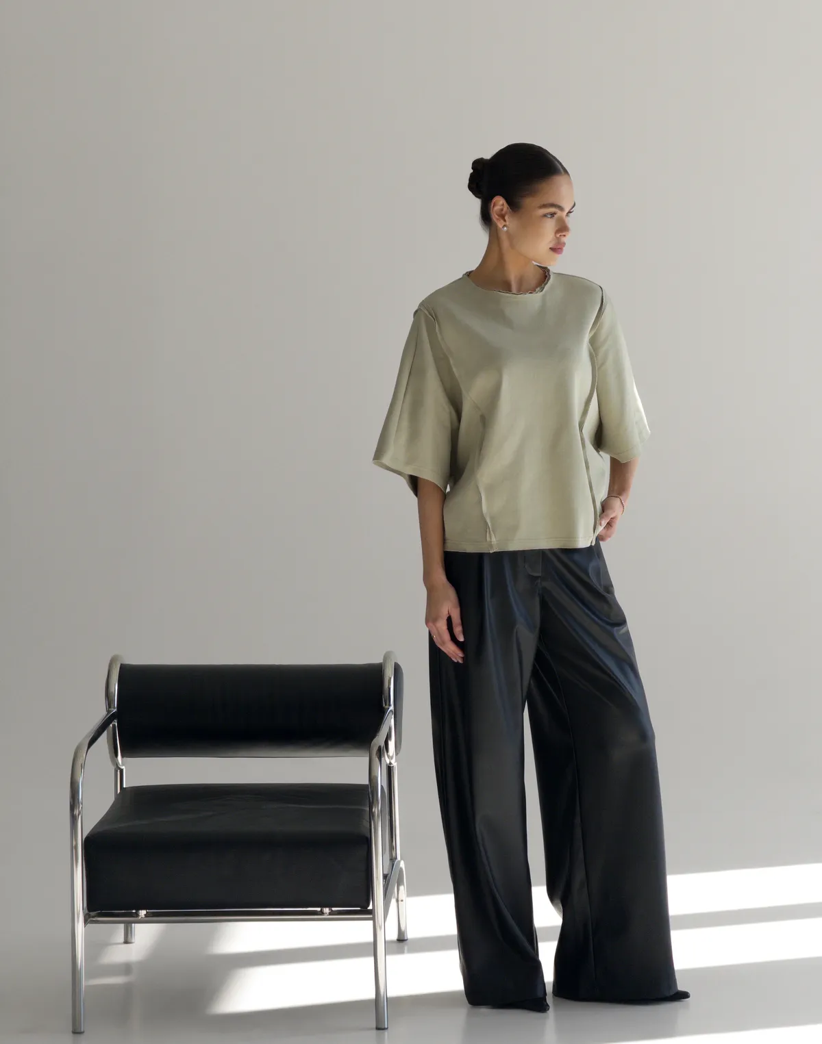 Футболка оверсайз з плотного трикотажу з боковими швами, світло-зелена - Фото 7