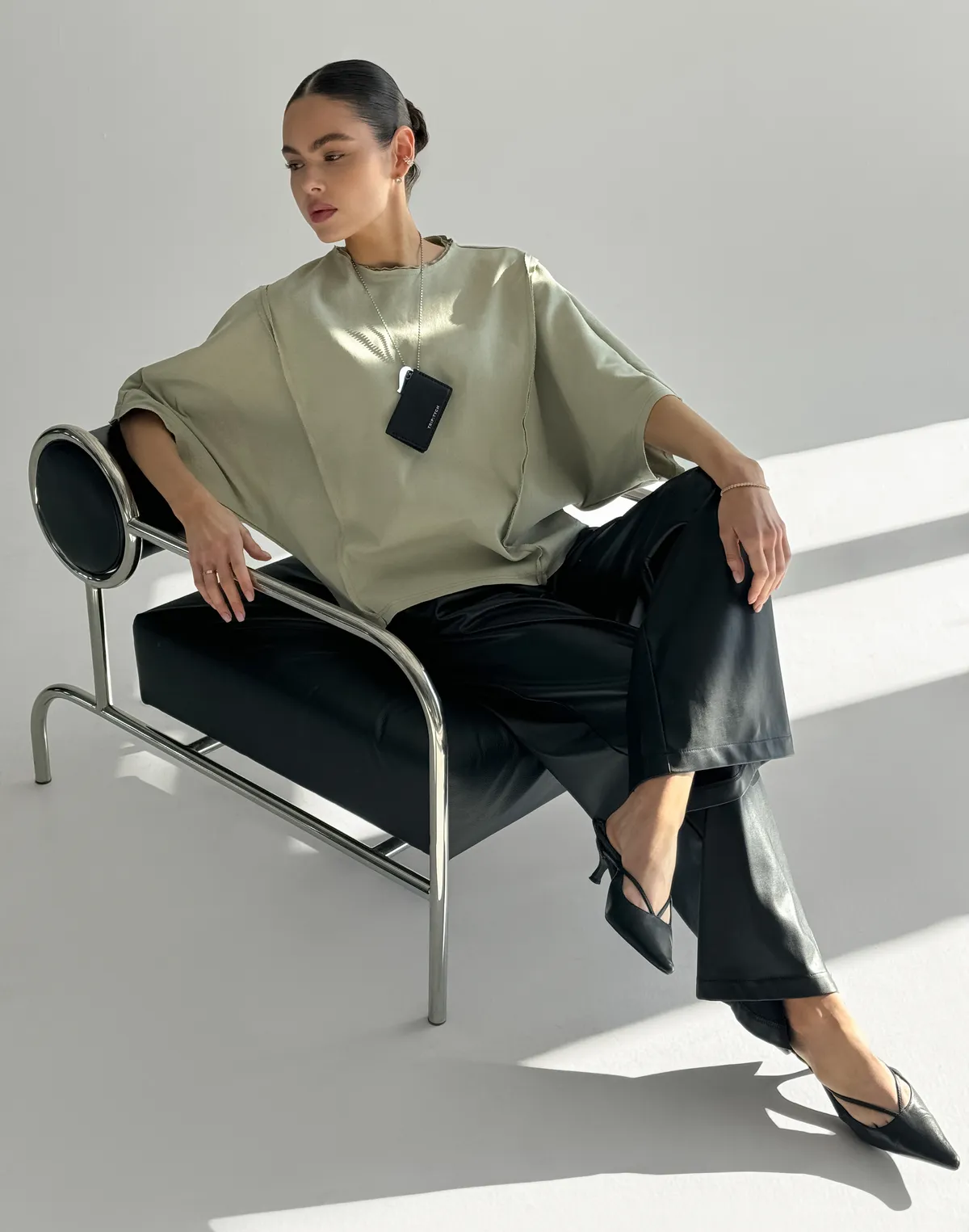 Футболка оверсайз з плотного трикотажу з боковими швами, світло-зелена - Фото 5