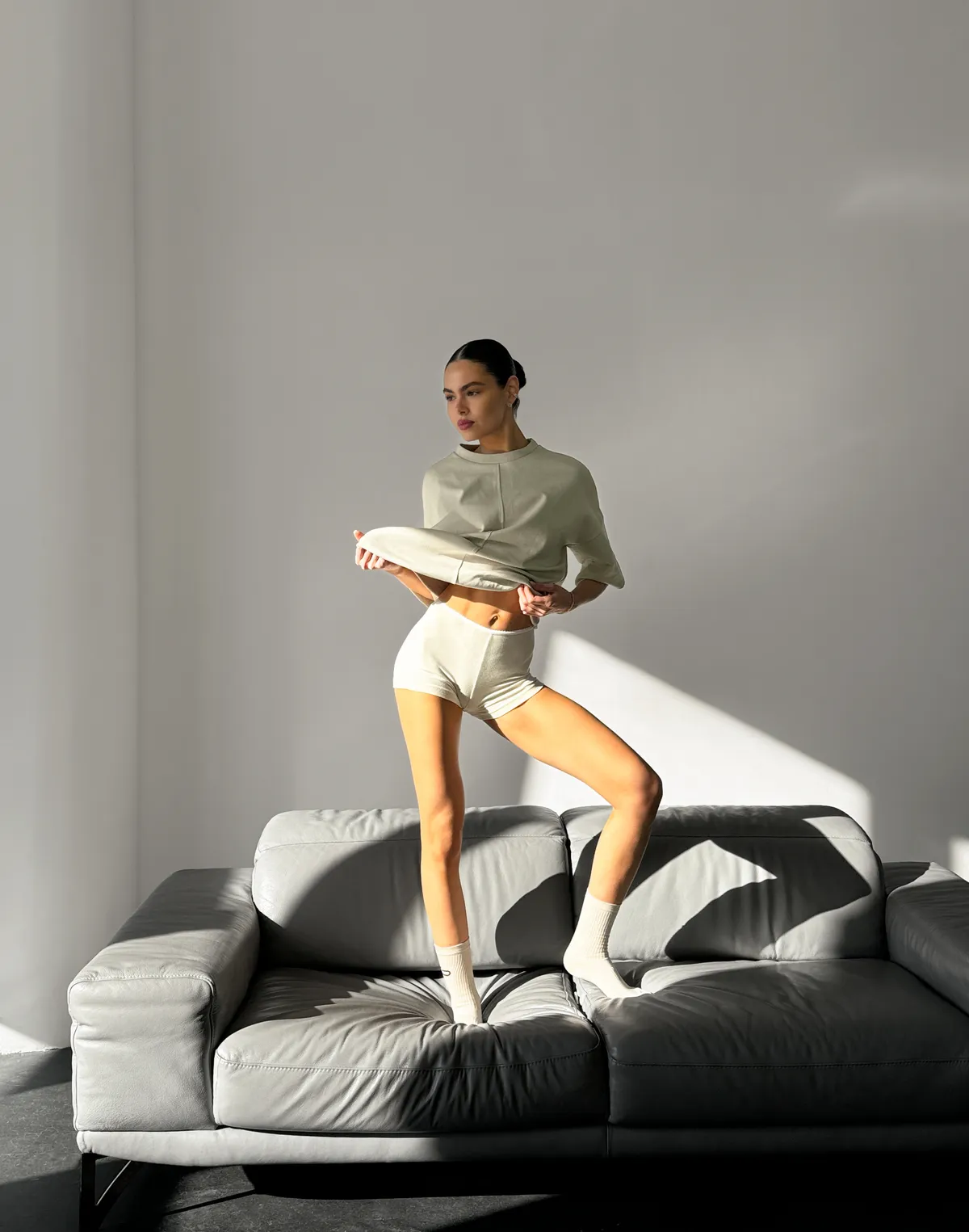 Футболка оверсайз з плотного трикотажу з боковими швами, світло-зелена - Фото 3