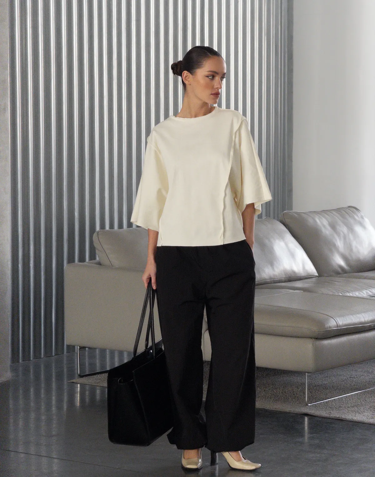 Футболка оверсайз з плотного трикотажу з боковими швами, екрю - Фото 3