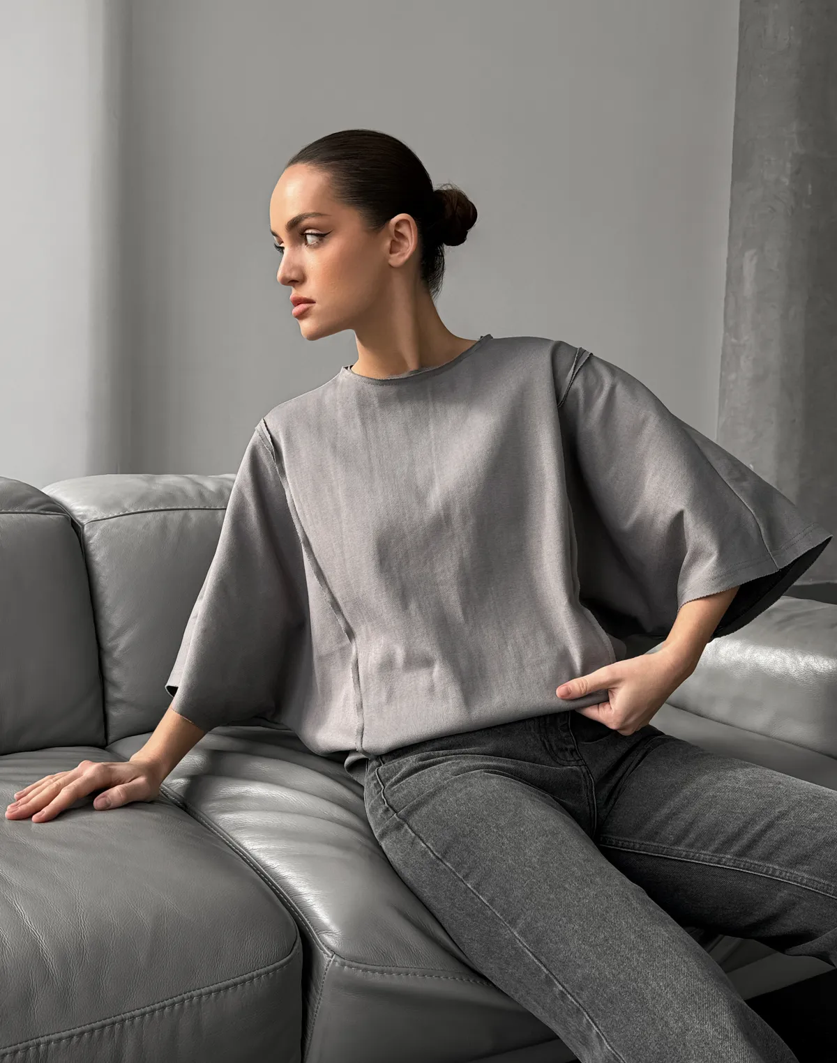 Футболка оверсайз з плотного трикотажу з боковими швами, сіра - Фото 8