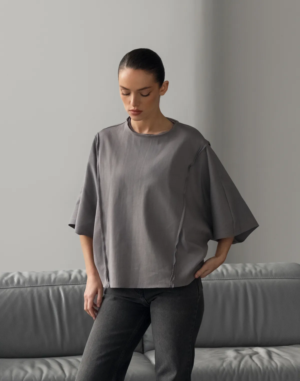 Футболка оверсайз з плотного трикотажу з боковими швами, сіра - Фото 5