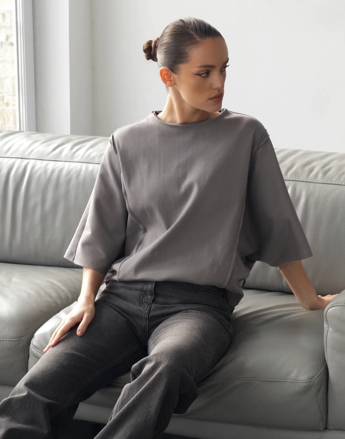 Футболка оверсайз з плотного трикотажу з боковими швами, сіра - Фото 4