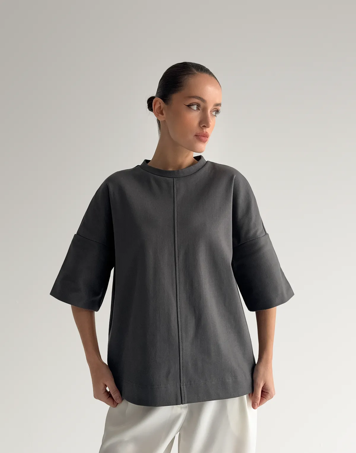 Футболка у рубчик з подовженим рукавом оверсайз, графіт - Фото 8