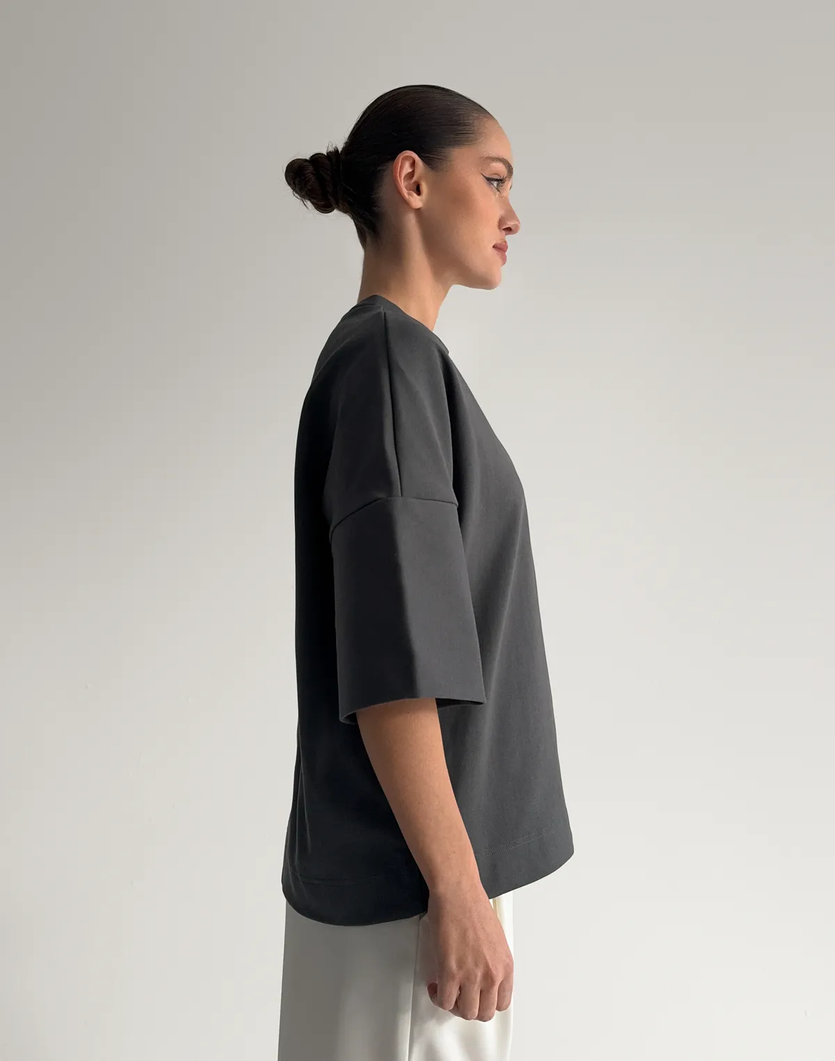 Футболка у рубчик з подовженим рукавом оверсайз, графіт - Фото 7