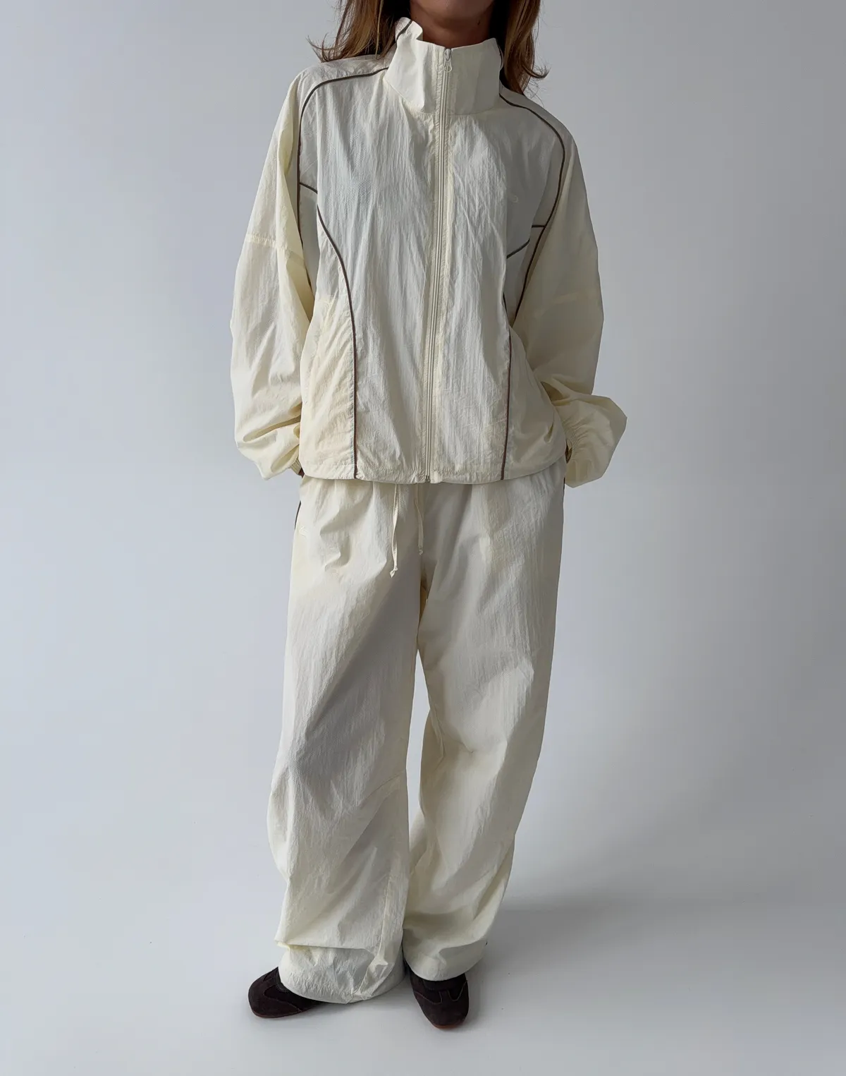 Комплект з плащової тканини з кантом зіпер та штани зі шнурком, шампань - Фото 1