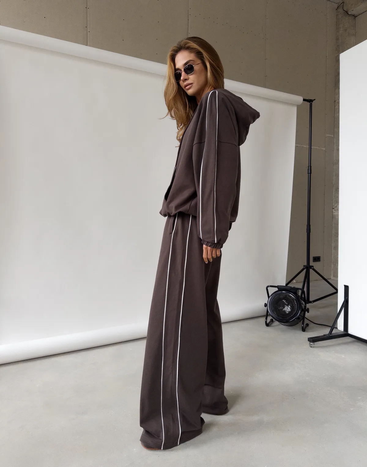 Штани весняні жіночі з кантом, шоколад - Фото 3