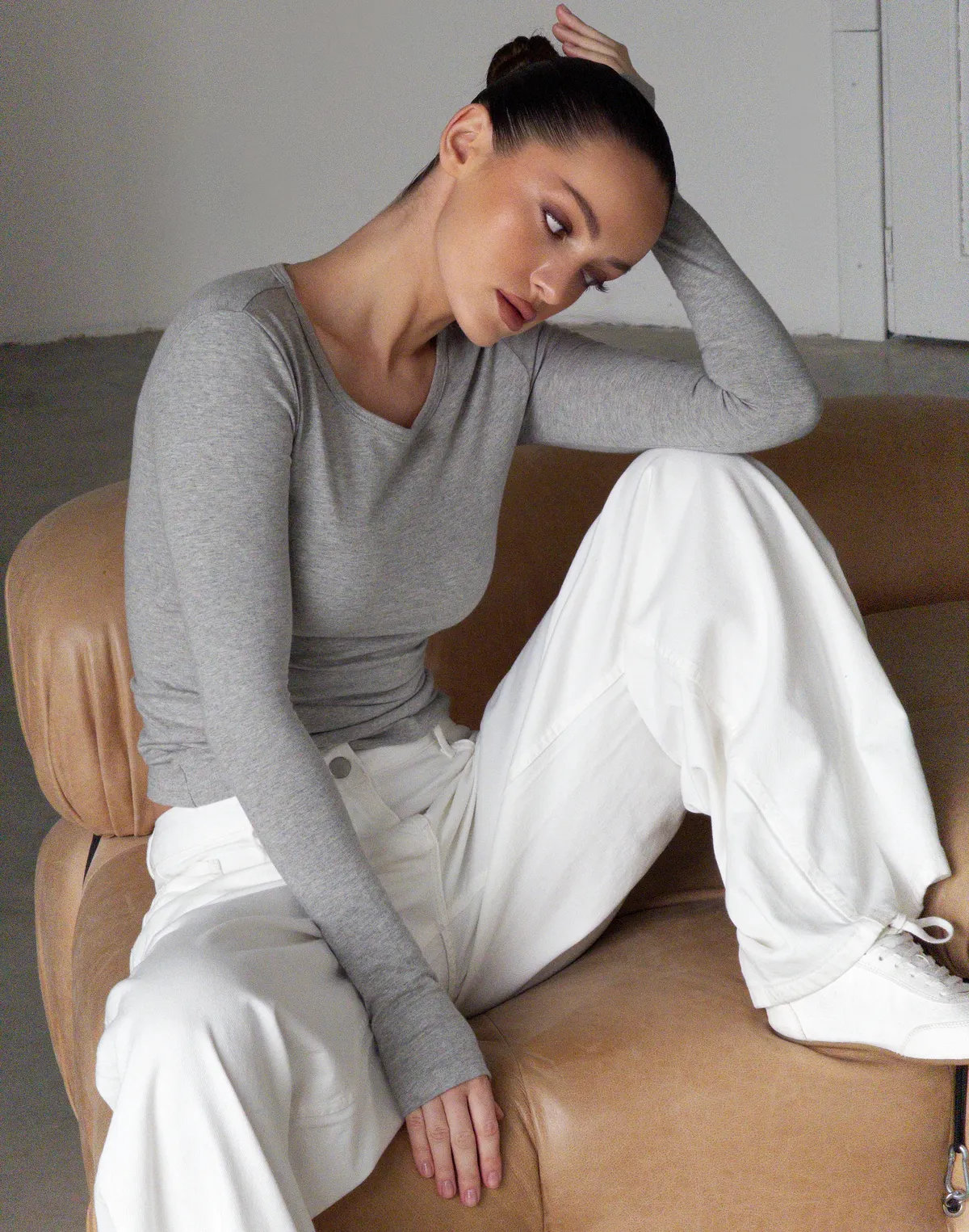 Лонгслів жіночий базовий по фігурі, сірий меланж - Фото 8