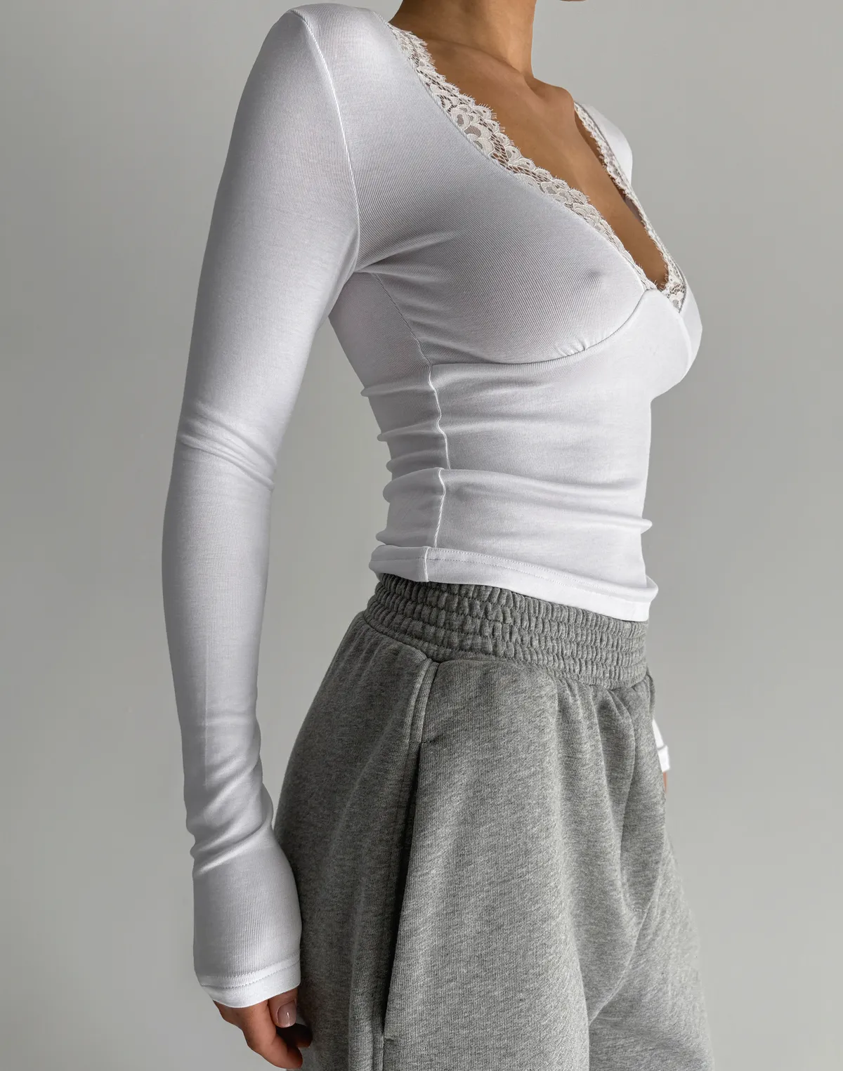 Лонгслів жіночий з V-подібним декольте та мереживним окантуванням, сніжно-білий - Фото 7