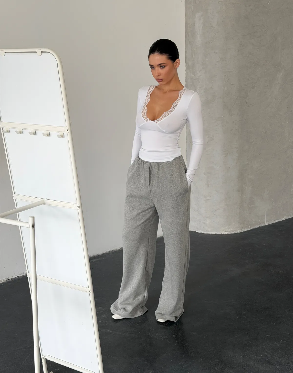 Лонгслів жіночий з V-подібним декольте та мереживним окантуванням, сніжно-білий - Фото 6