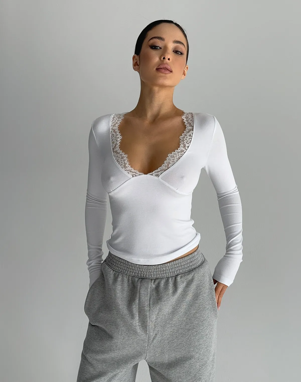 Лонгслів жіночий з V-подібним декольте та мереживним окантуванням, сніжно-білий - Фото 5