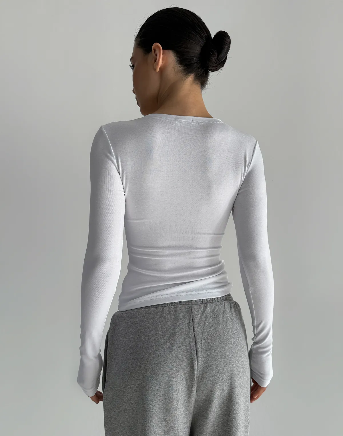 Лонгслів жіночий з V-подібним декольте та мереживним окантуванням, сніжно-білий - Фото 2