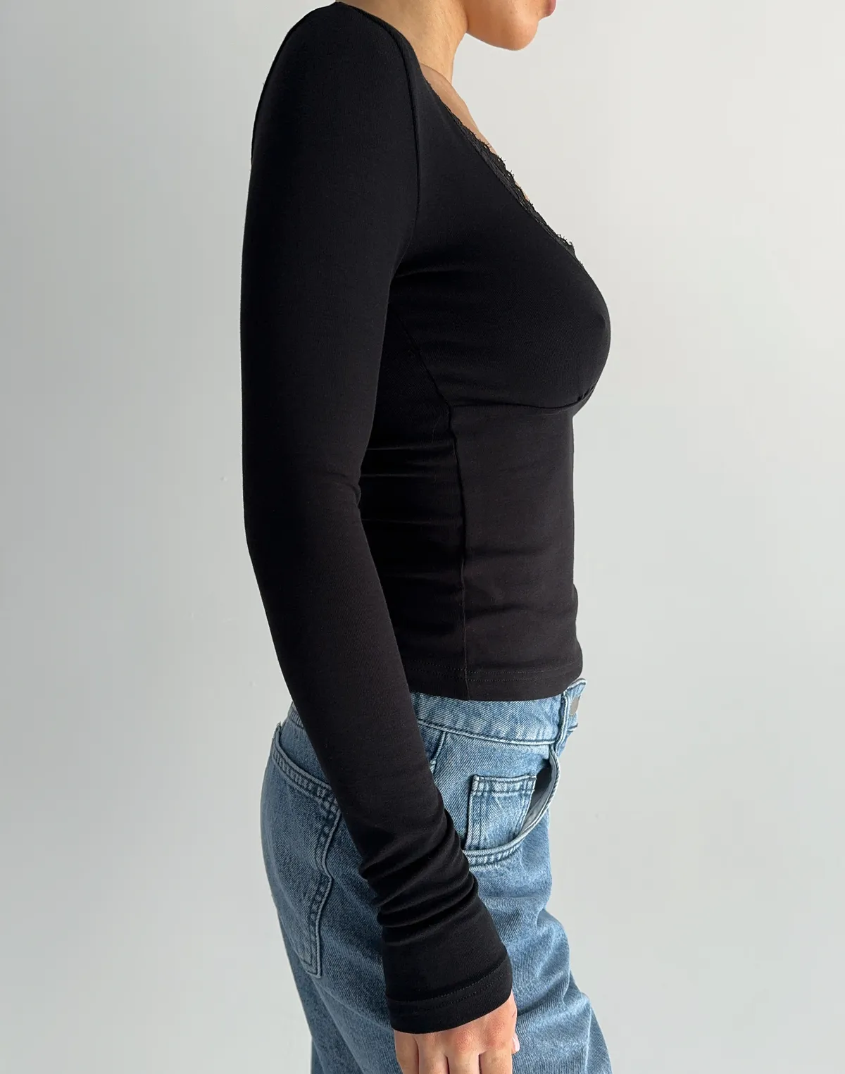 Лонгслів жіночий з V-подібним декольте та мереживним окантуванням, чорний - Фото 7