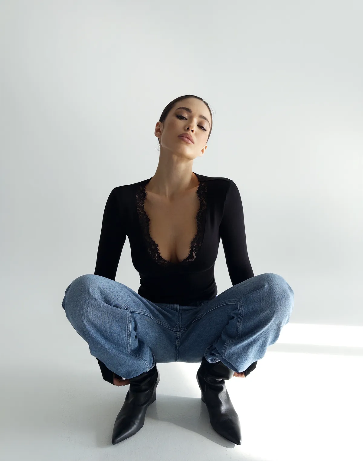 Лонгслів жіночий з V-подібним декольте та мереживним окантуванням, чорний - Фото 4