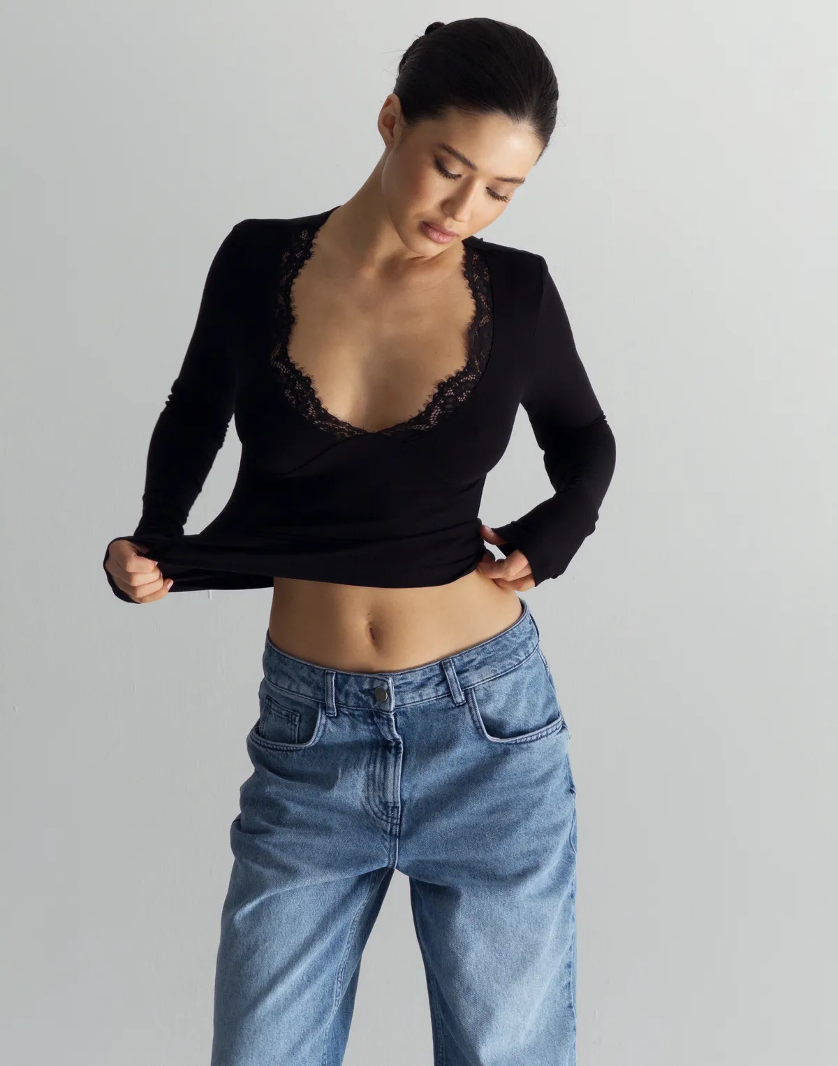 Лонгслів жіночий з V-подібним декольте та мереживним окантуванням, чорний - Фото 3